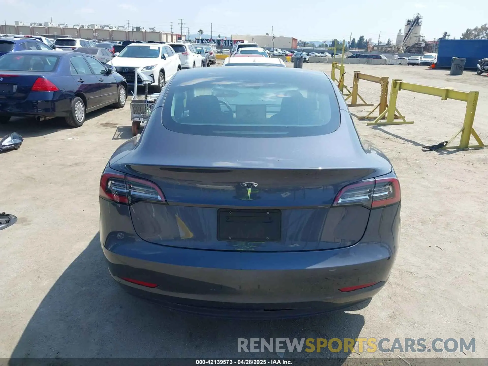 17 fotografías del automóvil dañado 5YJ3E1EA4PF398573 TESLA MODEL 3 2023