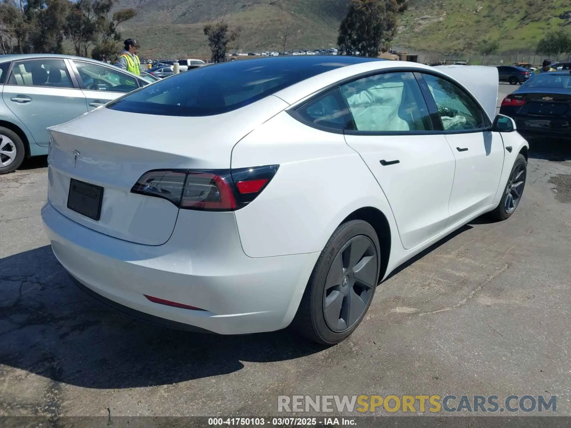 4 fotografías del automóvil dañado 5YJ3E1EA4PF462627 TESLA MODEL 3 2023