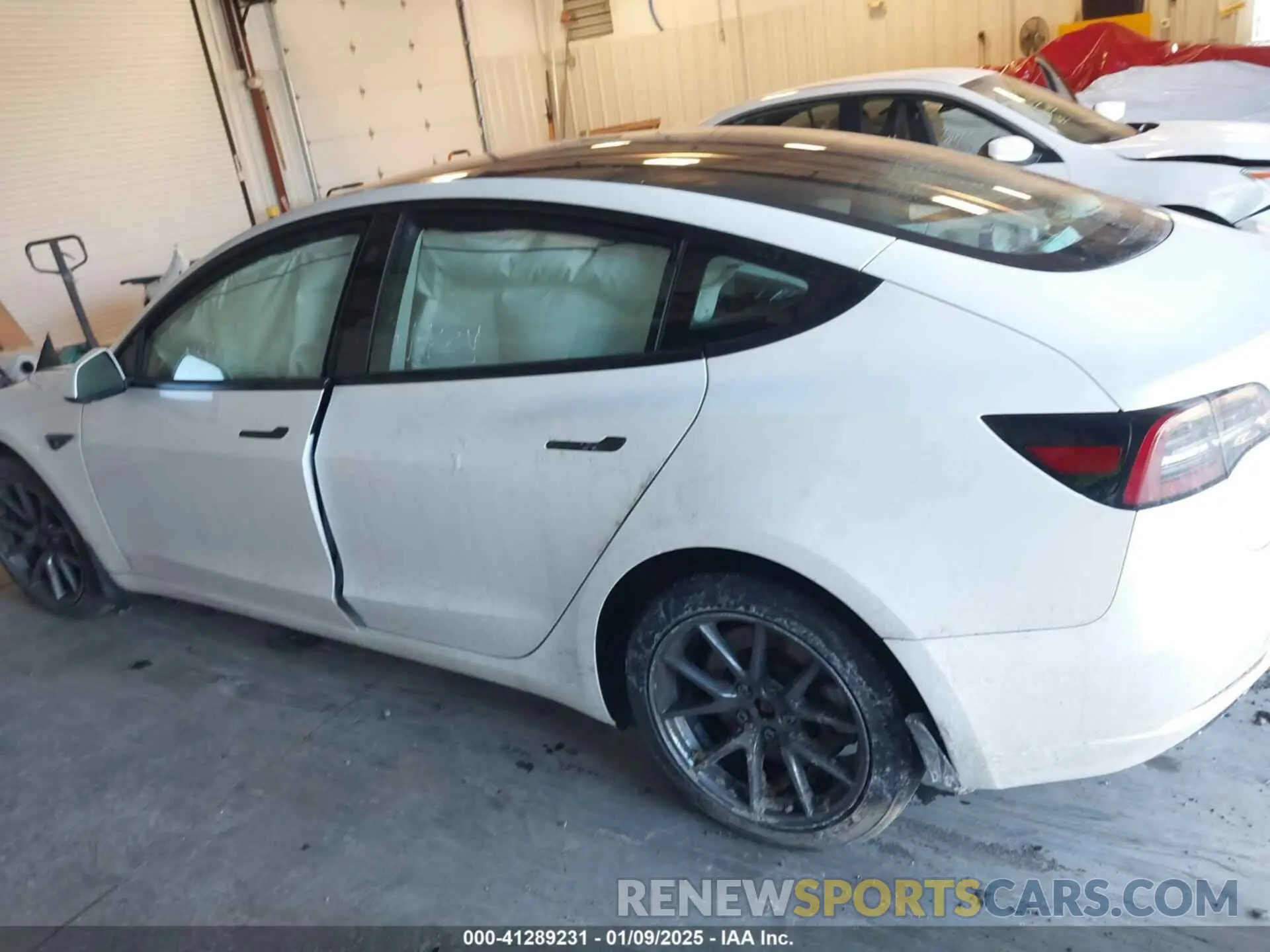 13 fotografías del automóvil dañado 5YJ3E1EAXPF475561 TESLA MODEL 3 2023