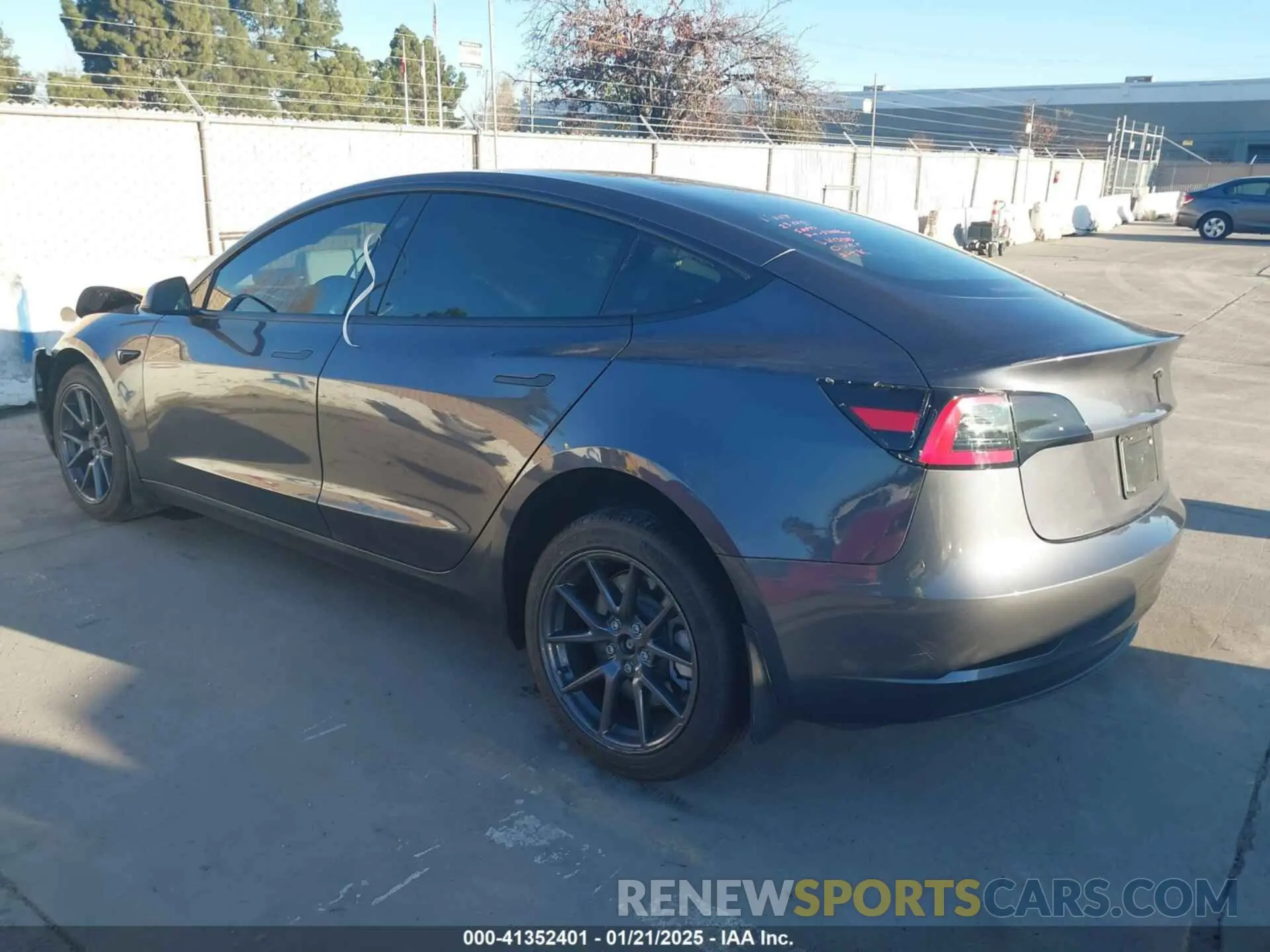 3 fotografías del automóvil dañado 5YJ3E1EAXPF707026 TESLA MODEL 3 2023