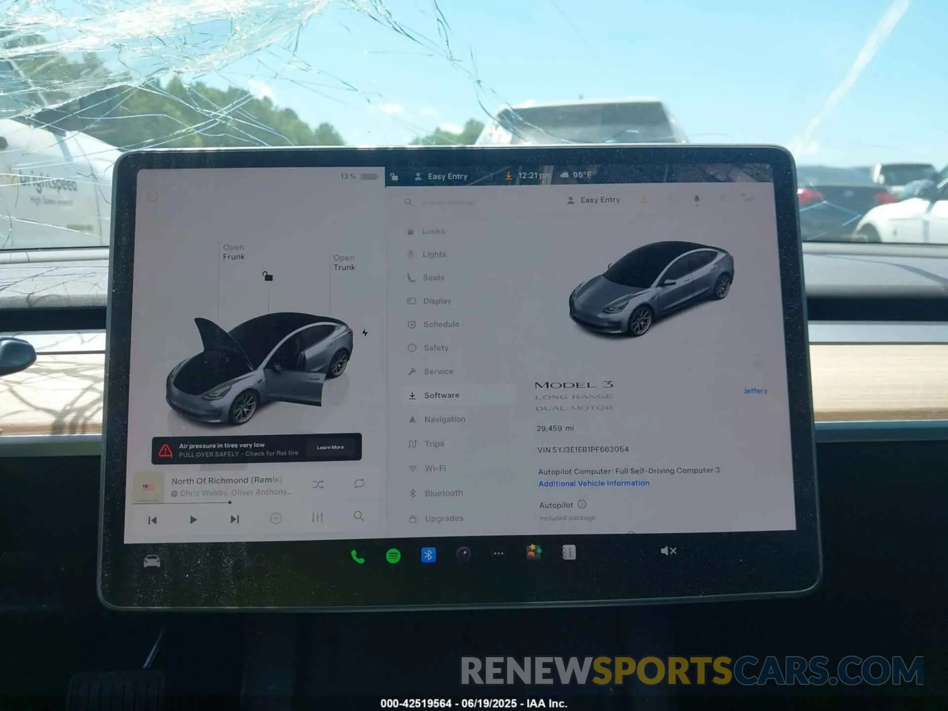 17 fotografías del automóvil dañado 5YJ3E1EB1PF663054 TESLA MODEL 3 2023