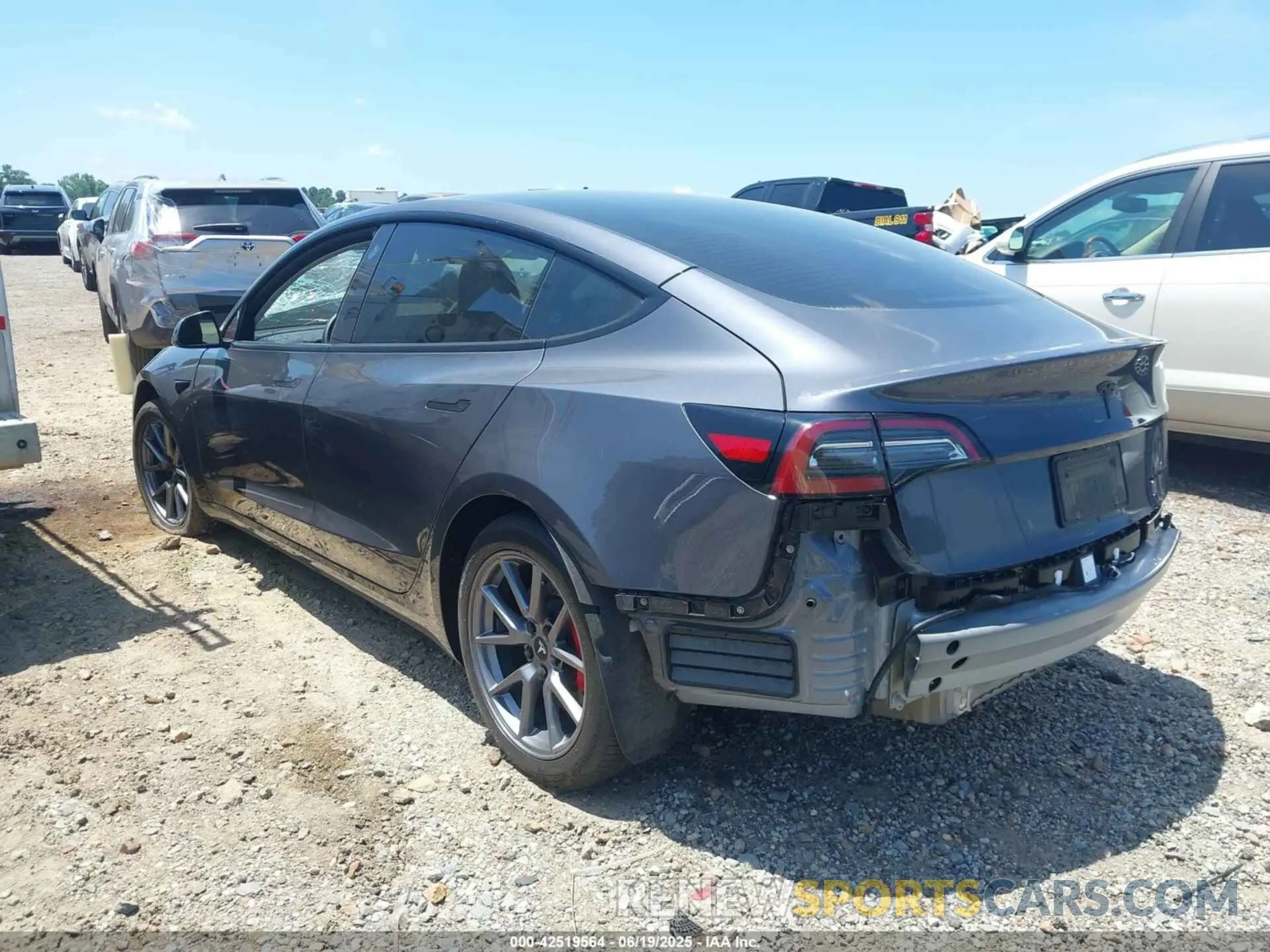 3 fotografías del automóvil dañado 5YJ3E1EB1PF663054 TESLA MODEL 3 2023