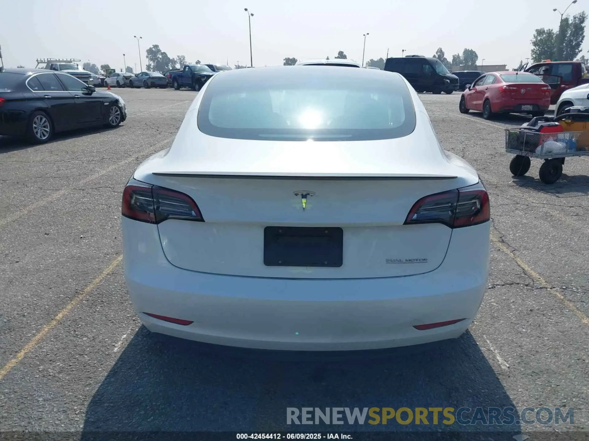 17 fotografías del automóvil dañado 5YJ3E1EC8PF504525 TESLA MODEL 3 2023