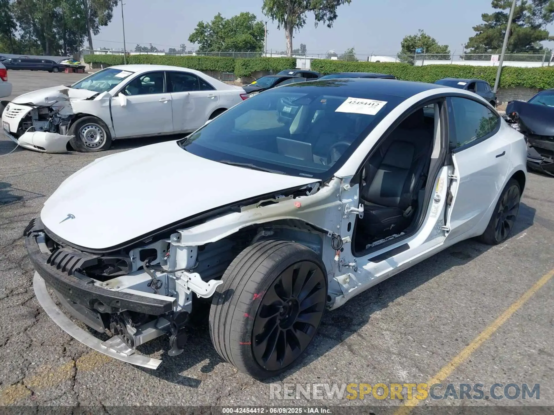 2 fotografías del automóvil dañado 5YJ3E1EC8PF504525 TESLA MODEL 3 2023