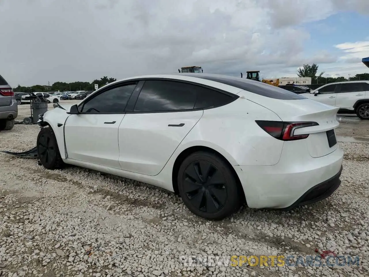 2 fotografías del automóvil dañado 5YJ3E1EA3RF728612 TESLA MODEL 3 2024