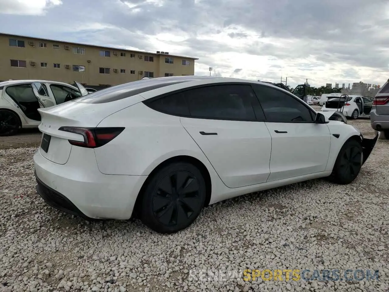 3 fotografías del automóvil dañado 5YJ3E1EA3RF728612 TESLA MODEL 3 2024