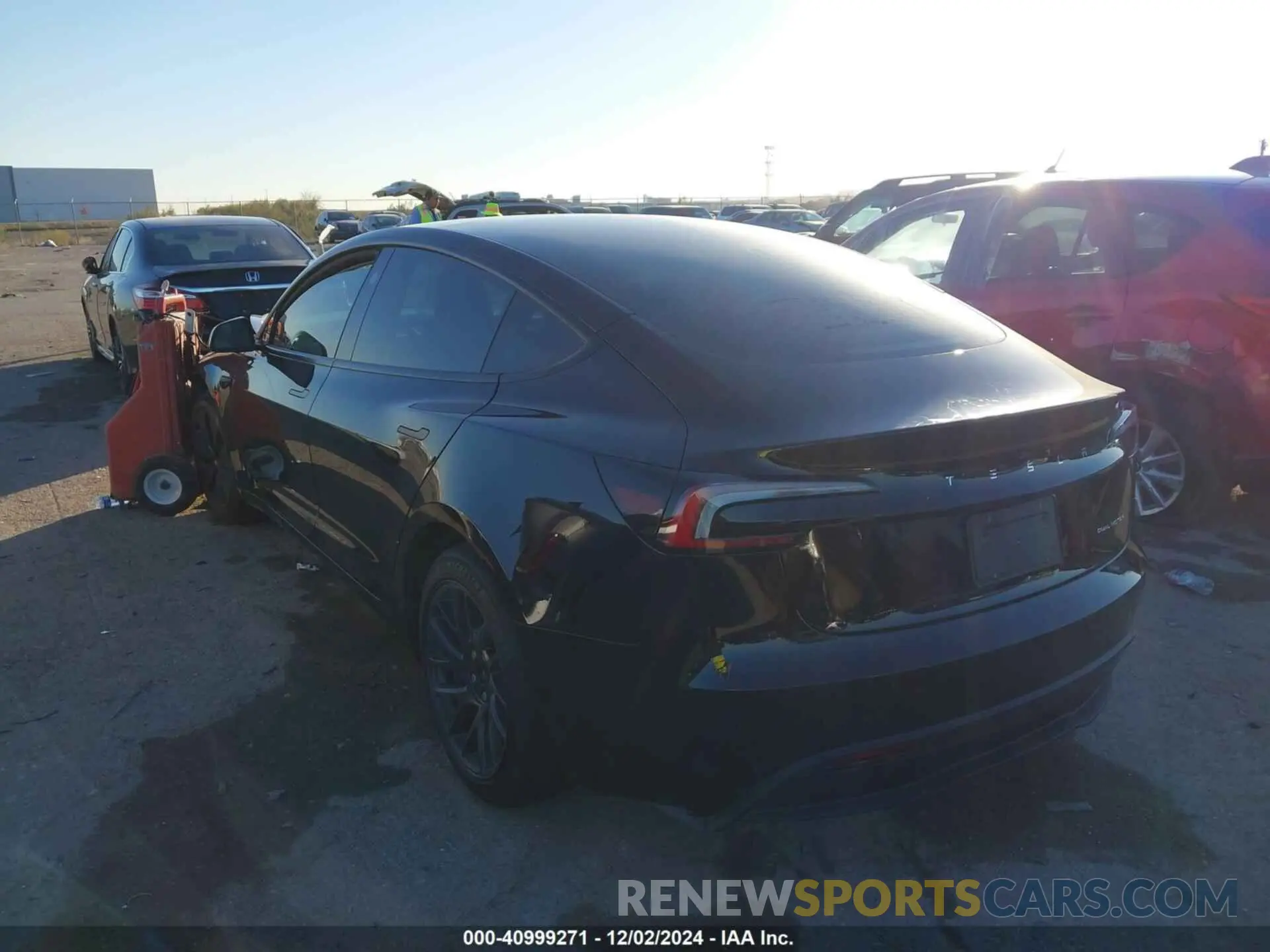 3 fotografías del automóvil dañado 5YJ3E1EB3RF800644 TESLA MODEL 3 2024