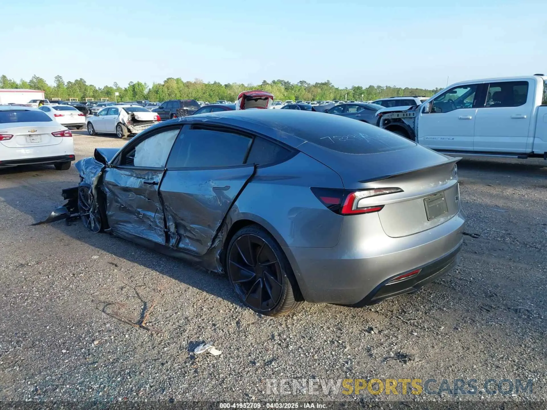 3 fotografías del automóvil dañado 5YJ3E1ET2RF850850 TESLA MODEL 3 2024