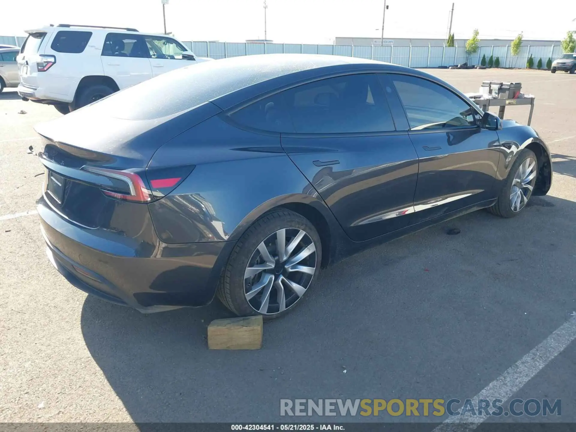 4 fotografías del automóvil dañado 5YJ3E1EA1SF905518 TESLA MODEL 3 2025