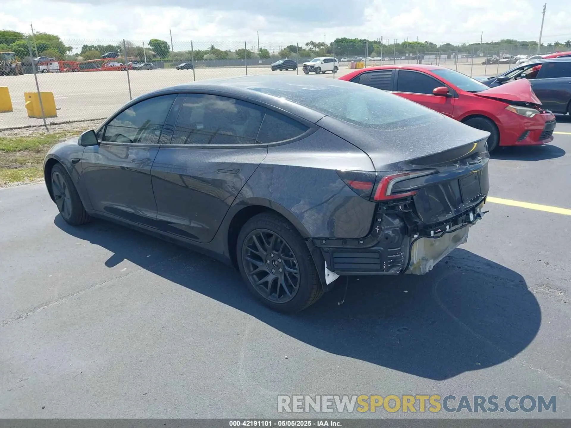 3 fotografías del automóvil dañado 5YJ3E1EA7SF940208 TESLA MODEL 3 2025