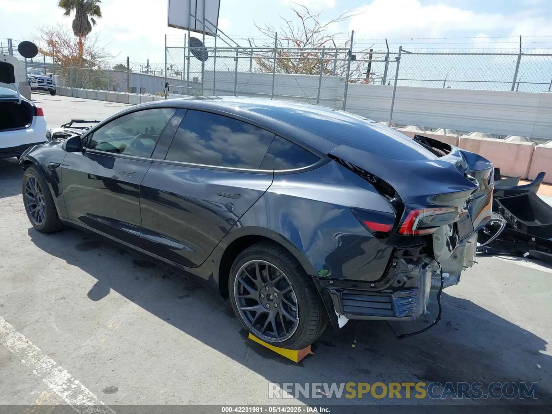 3 fotografías del automóvil dañado 5YJ3E1EB5SF960787 TESLA MODEL 3 2025