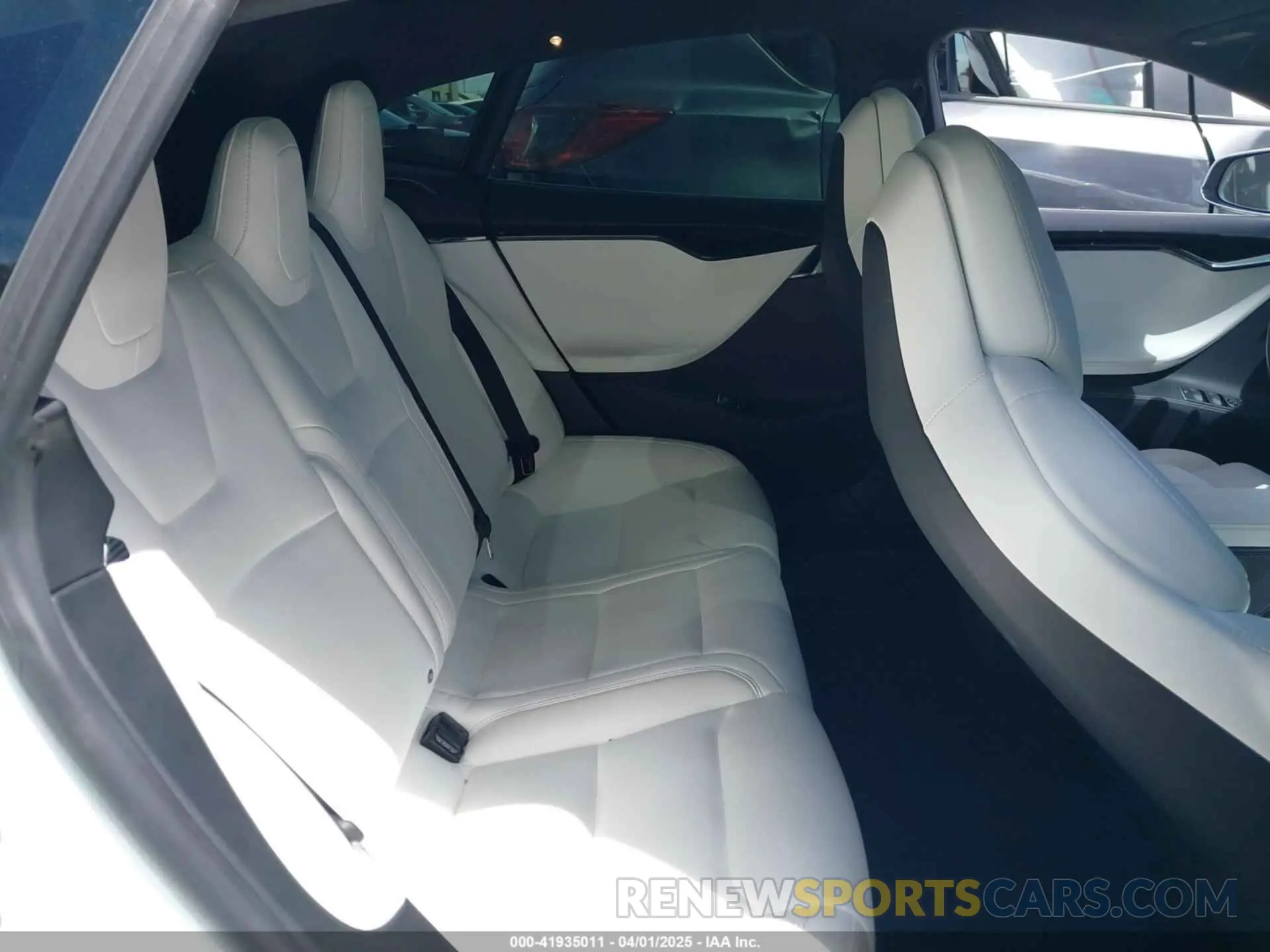 8 fotografías del automóvil dañado 5YJSA1E21KF299976 TESLA MODEL S 2019