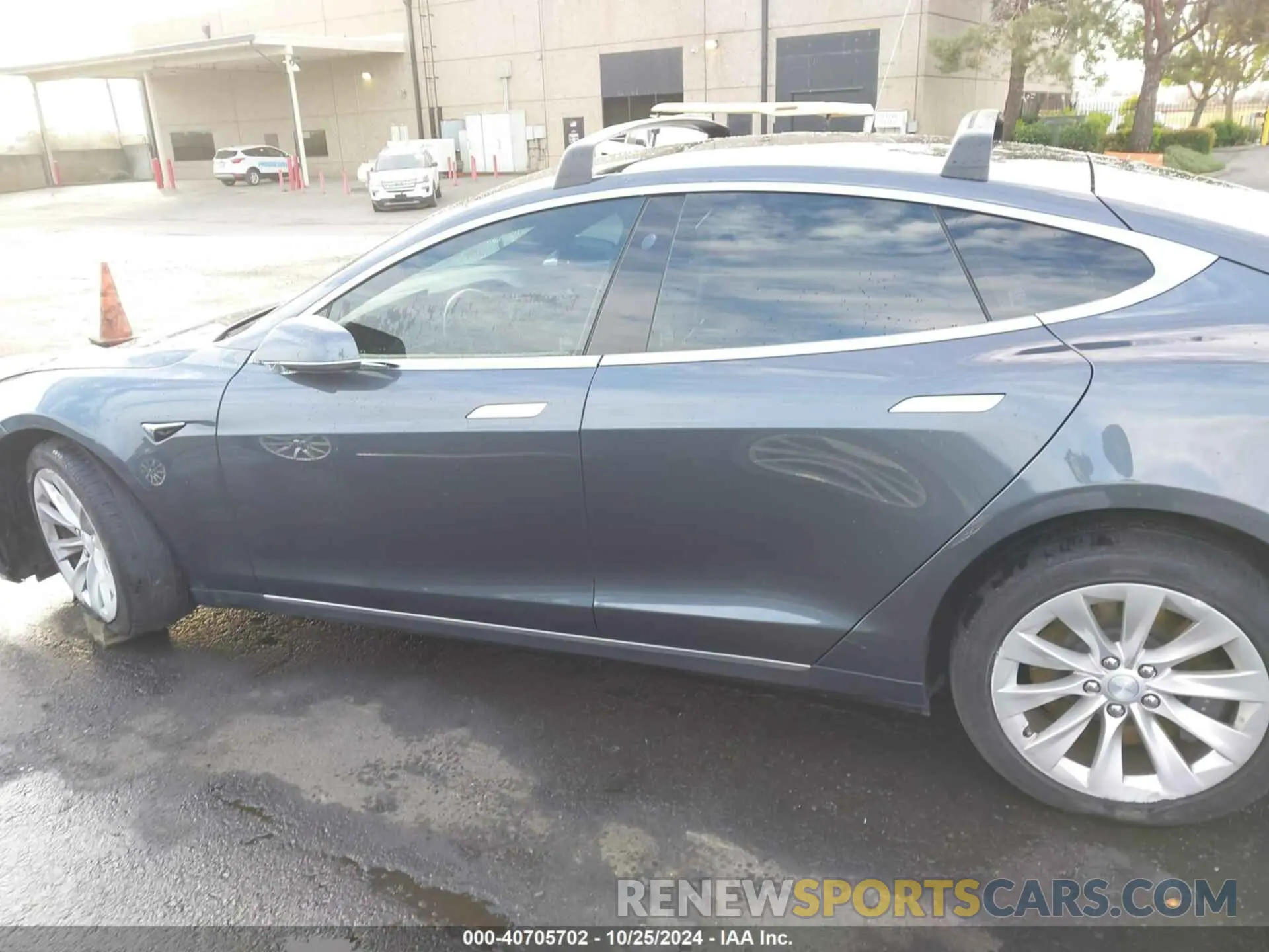 15 fotografías del automóvil dañado 5YJSA1E24KF305074 TESLA MODEL S 2019