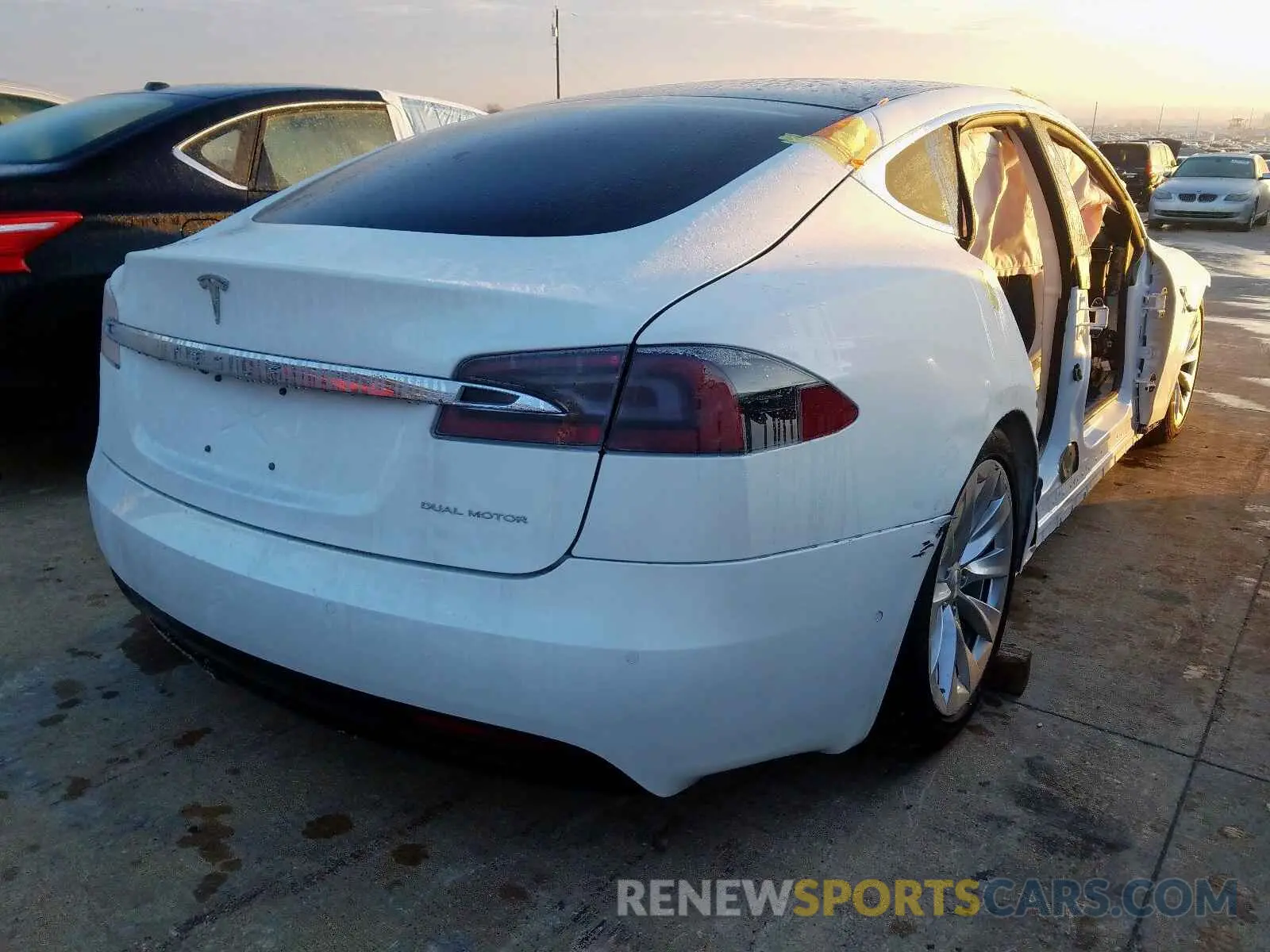 4 fotografías del automóvil dañado 5YJSA1E27KF347836 TESLA MODEL S 2019