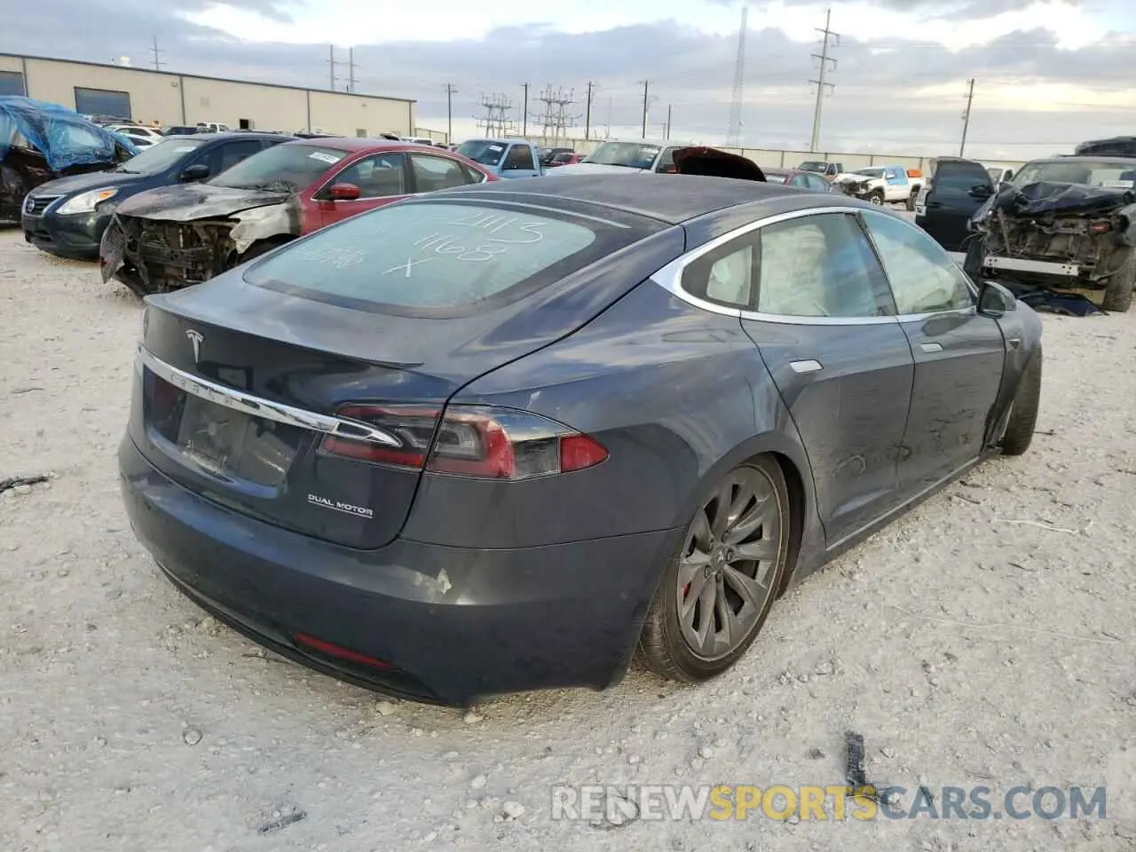 4 fotografías del automóvil dañado 5YJSA1E46KF348378 TESLA MODEL S 2019