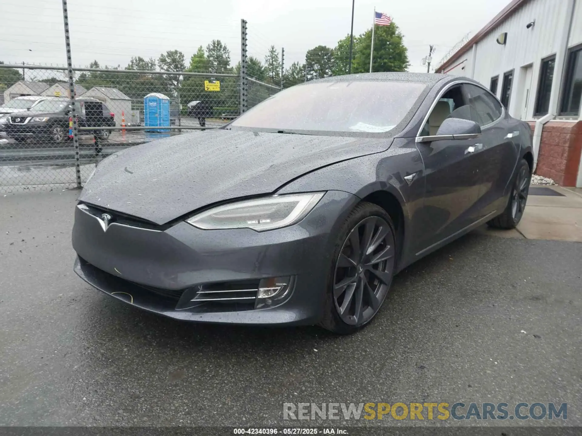 2 fotografías del automóvil dañado 5YJSA1E20LF356055 TESLA MODEL S 2020