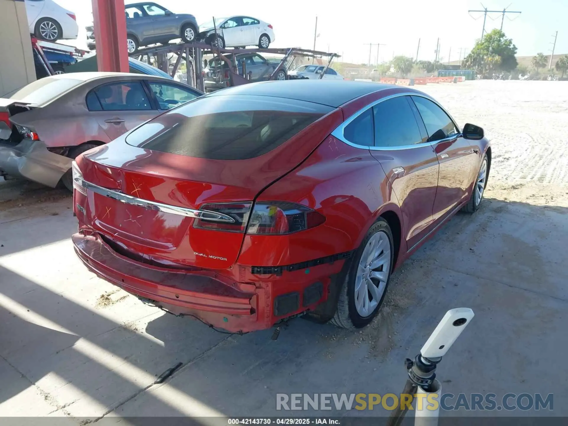4 fotografías del automóvil dañado 5YJSA1E20LF360347 TESLA MODEL S 2020