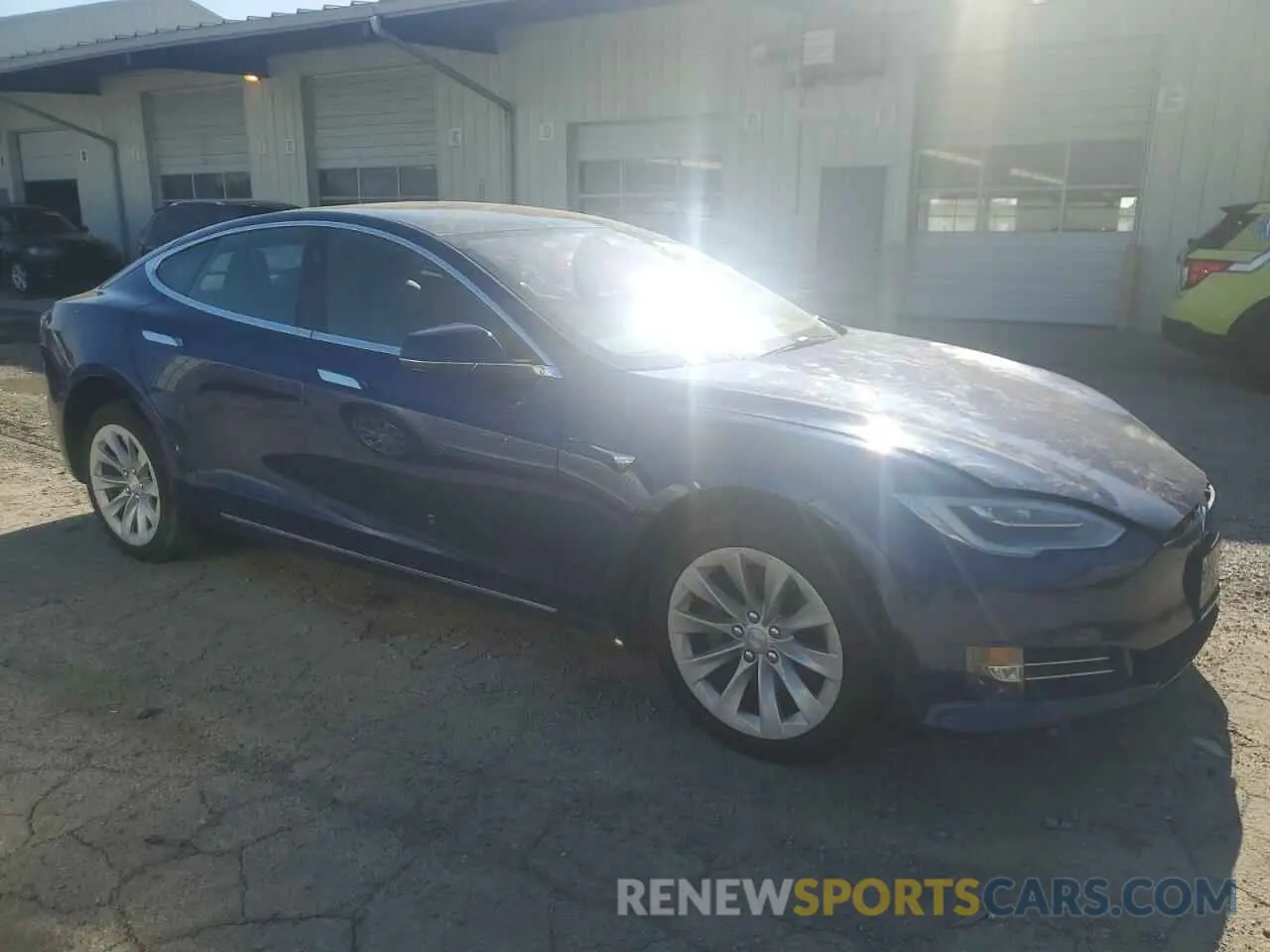 4 fotografías del automóvil dañado 5YJSA1E20LF361496 TESLA MODEL S 2020