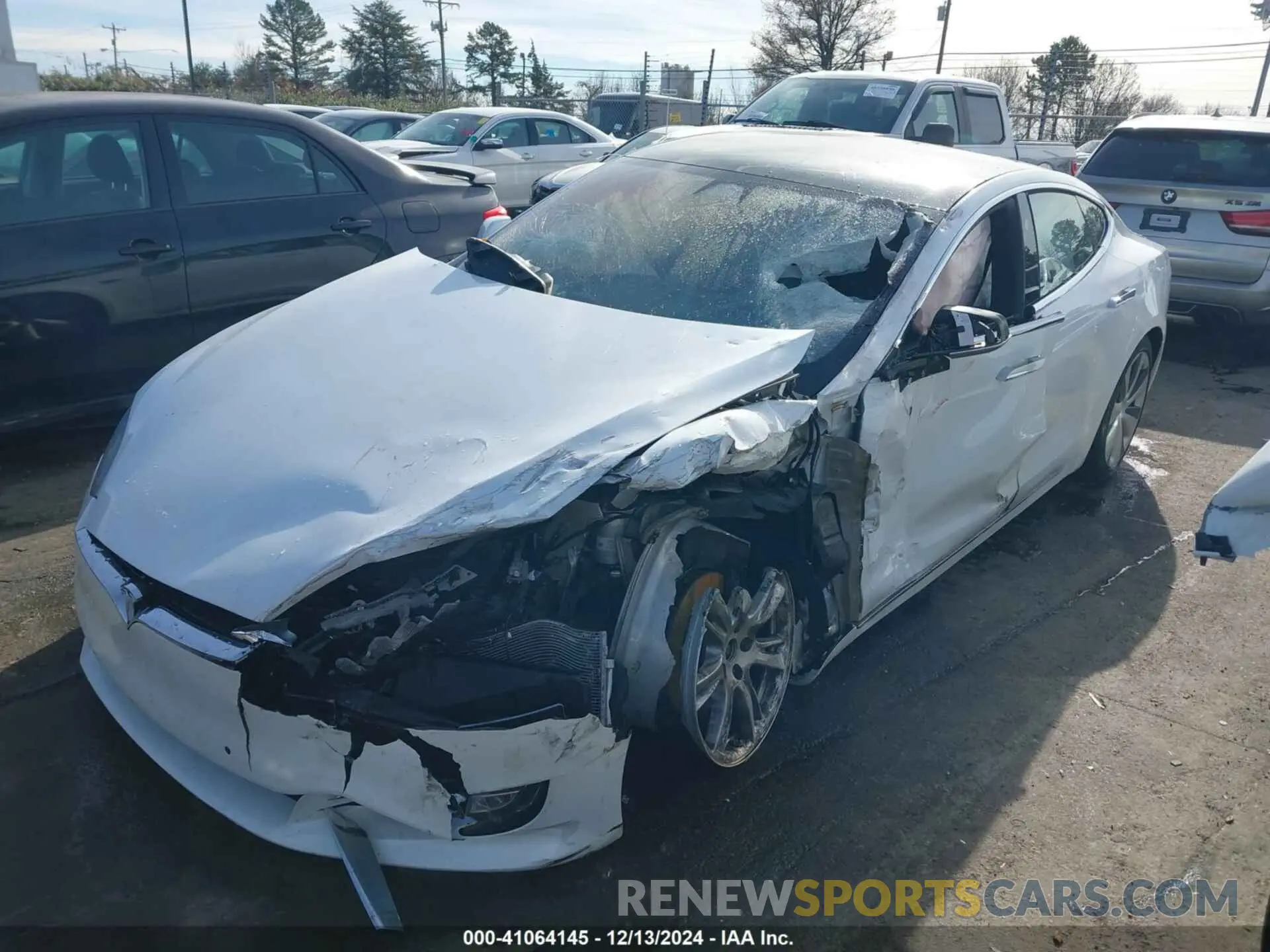 2 fotografías del automóvil dañado 5YJSA1E20LF411815 TESLA MODEL S 2020
