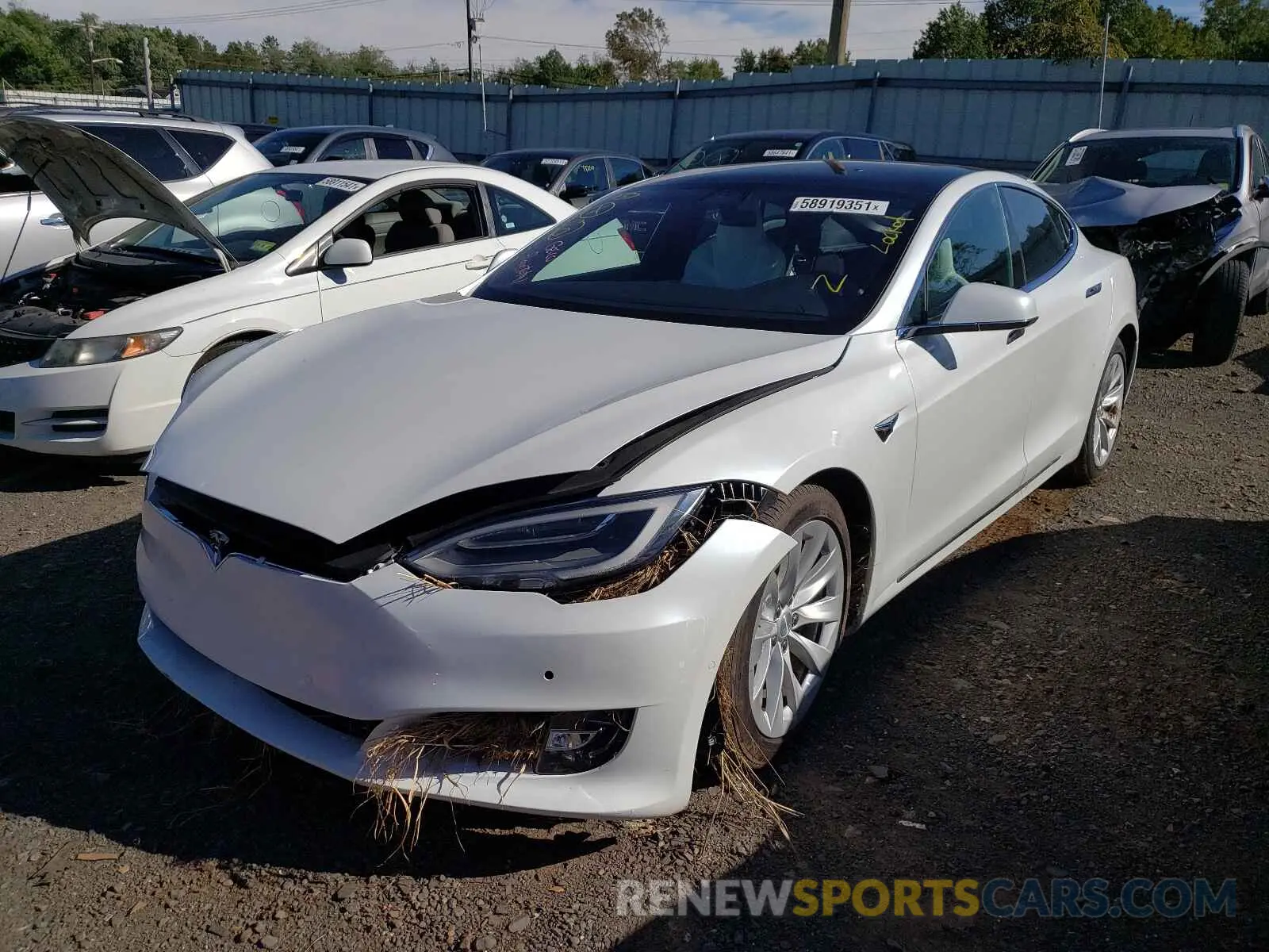 2 fotografías del automóvil dañado 5YJSA1E24LF356737 TESLA MODEL S 2020