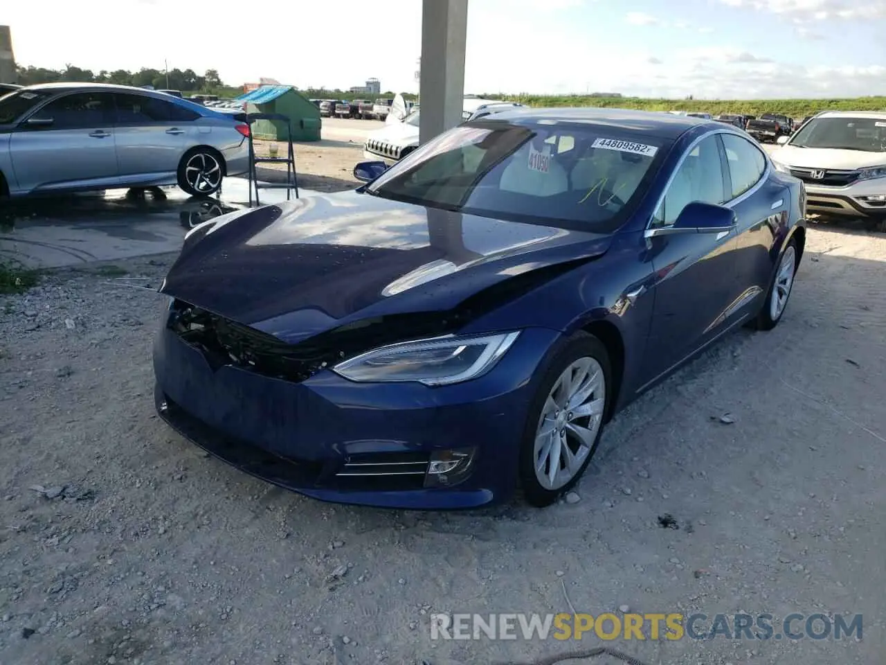 2 fotografías del automóvil dañado 5YJSA1E24LF363915 TESLA MODEL S 2020