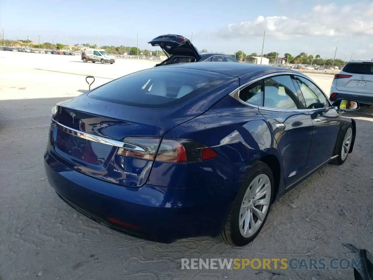 4 fotografías del automóvil dañado 5YJSA1E24LF363915 TESLA MODEL S 2020