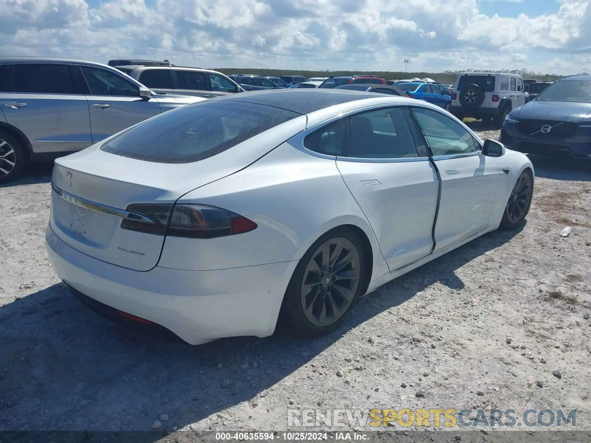 4 fotografías del automóvil dañado 5YJSA1E28LF354893 TESLA MODEL S 2020