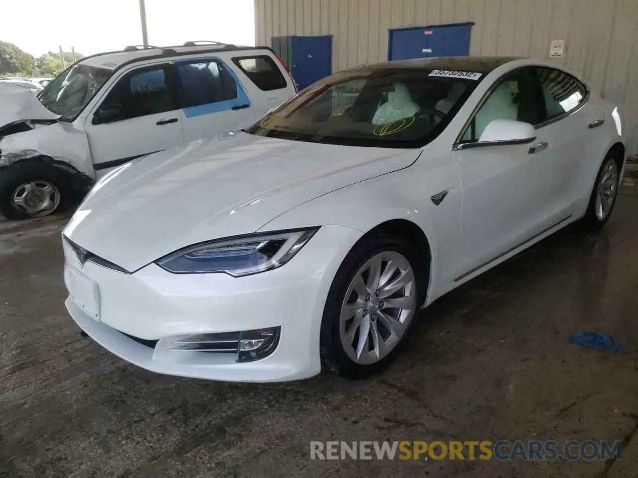 2 fotografías del automóvil dañado 5YJSA1E29LF363165 TESLA MODEL S 2020