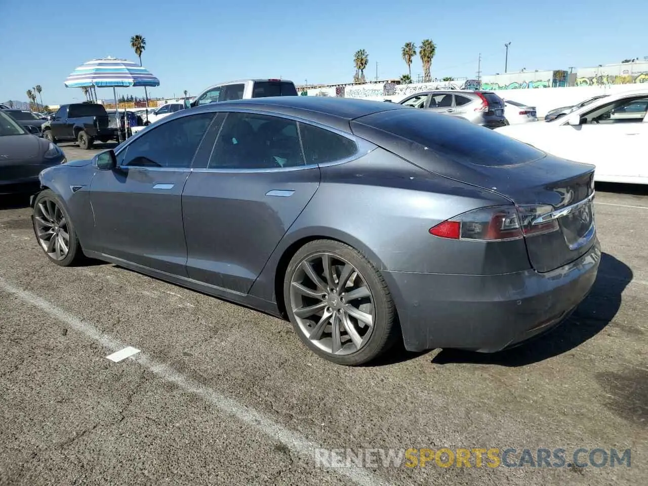 2 fotografías del automóvil dañado 5YJSA1E29LF366969 TESLA MODEL S 2020