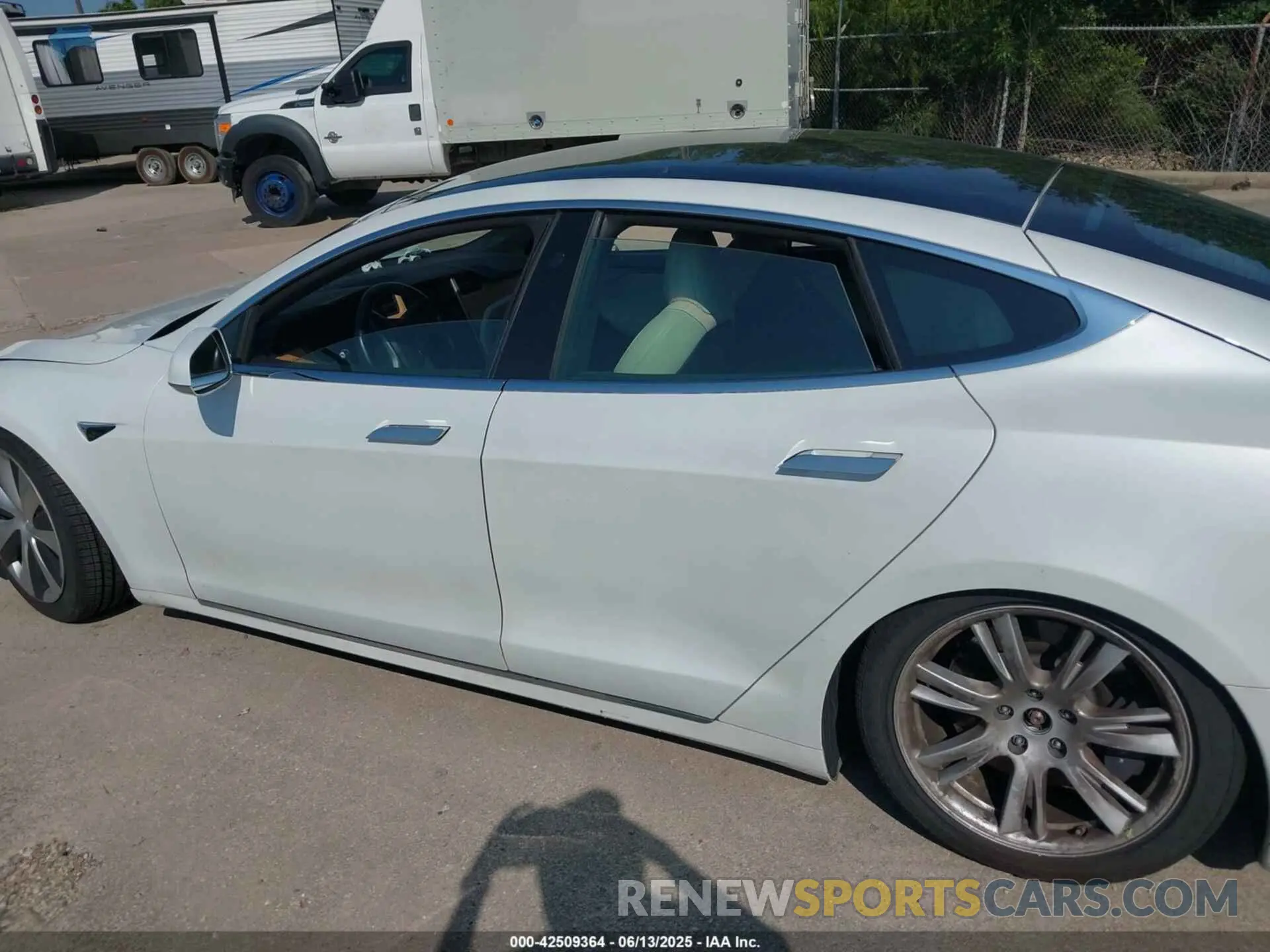 13 fotografías del automóvil dañado 5YJSA1E29LF389023 TESLA MODEL S 2020