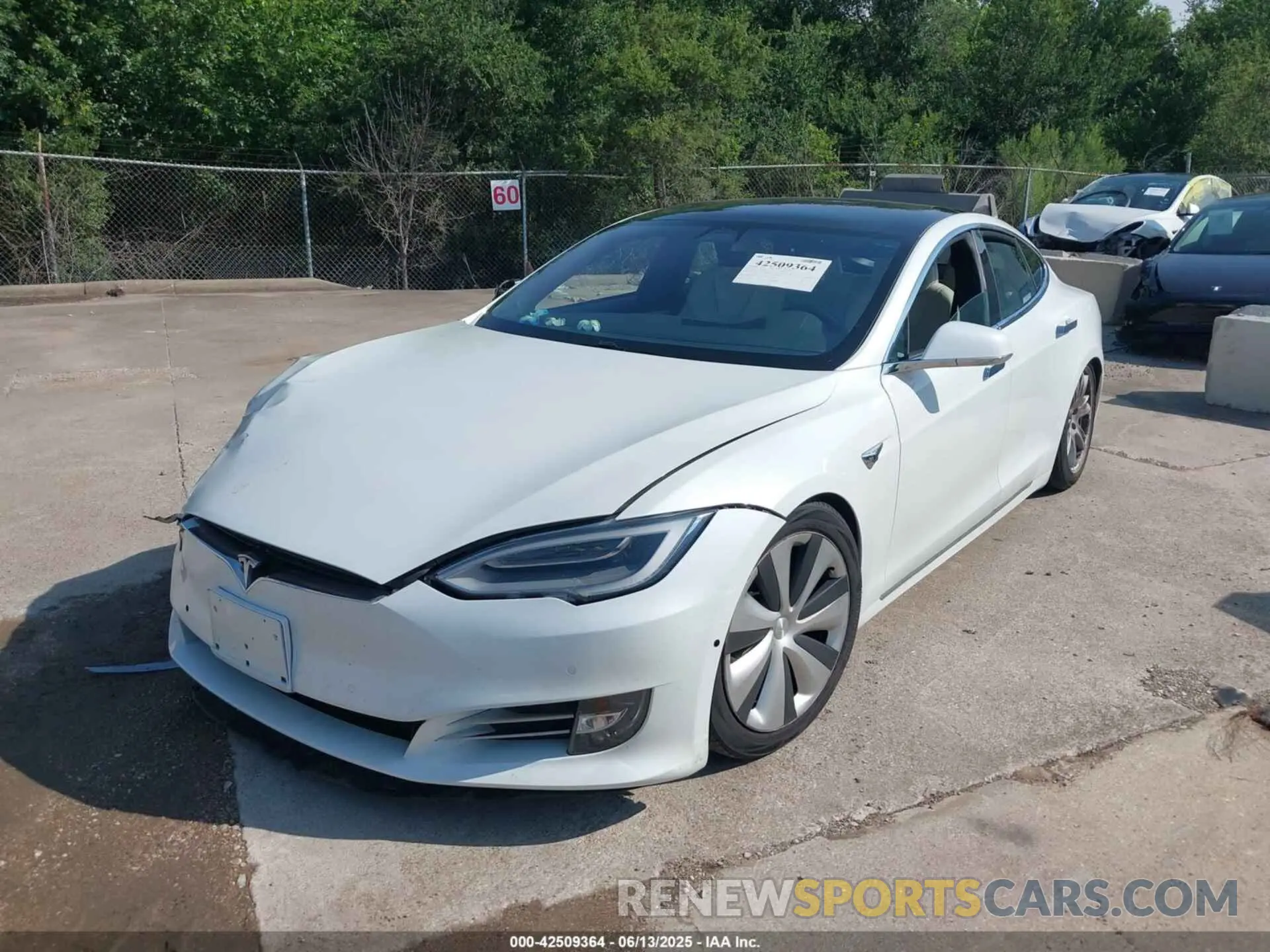 2 fotografías del automóvil dañado 5YJSA1E29LF389023 TESLA MODEL S 2020