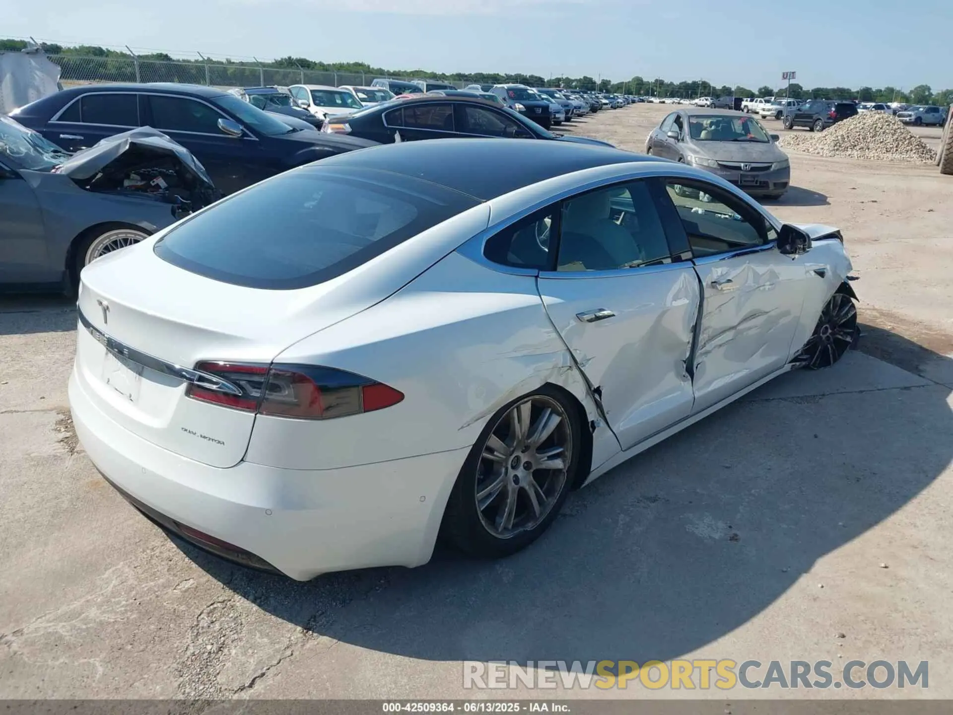 4 fotografías del automóvil dañado 5YJSA1E29LF389023 TESLA MODEL S 2020