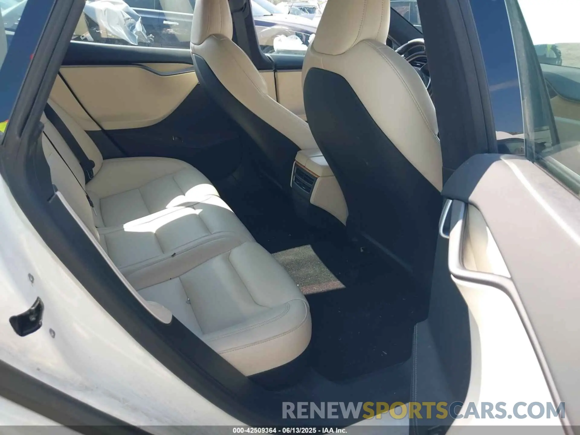 8 fotografías del automóvil dañado 5YJSA1E29LF389023 TESLA MODEL S 2020