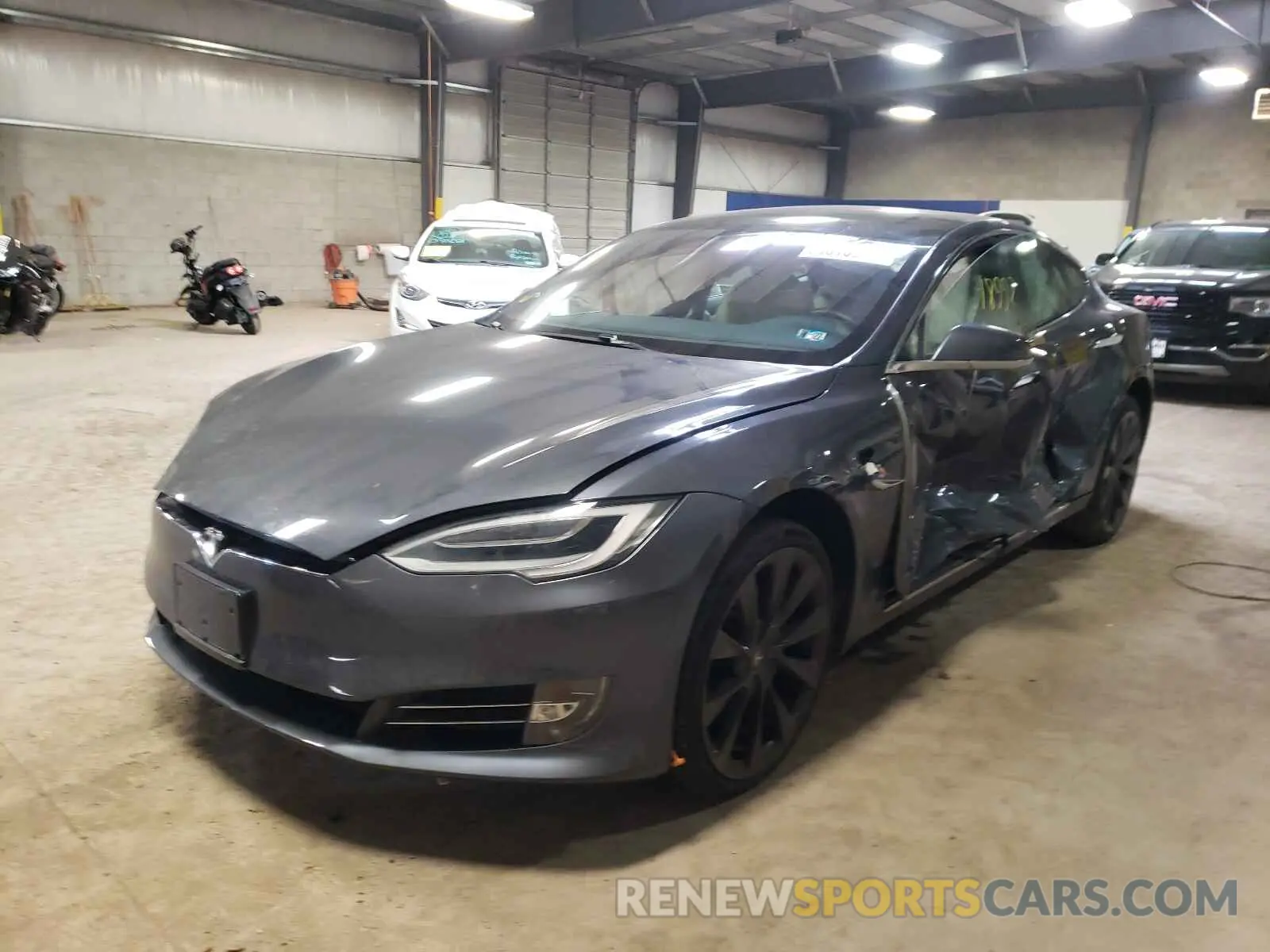 2 fotografías del automóvil dañado 5YJSA1E2XLF398622 TESLA MODEL S 2020