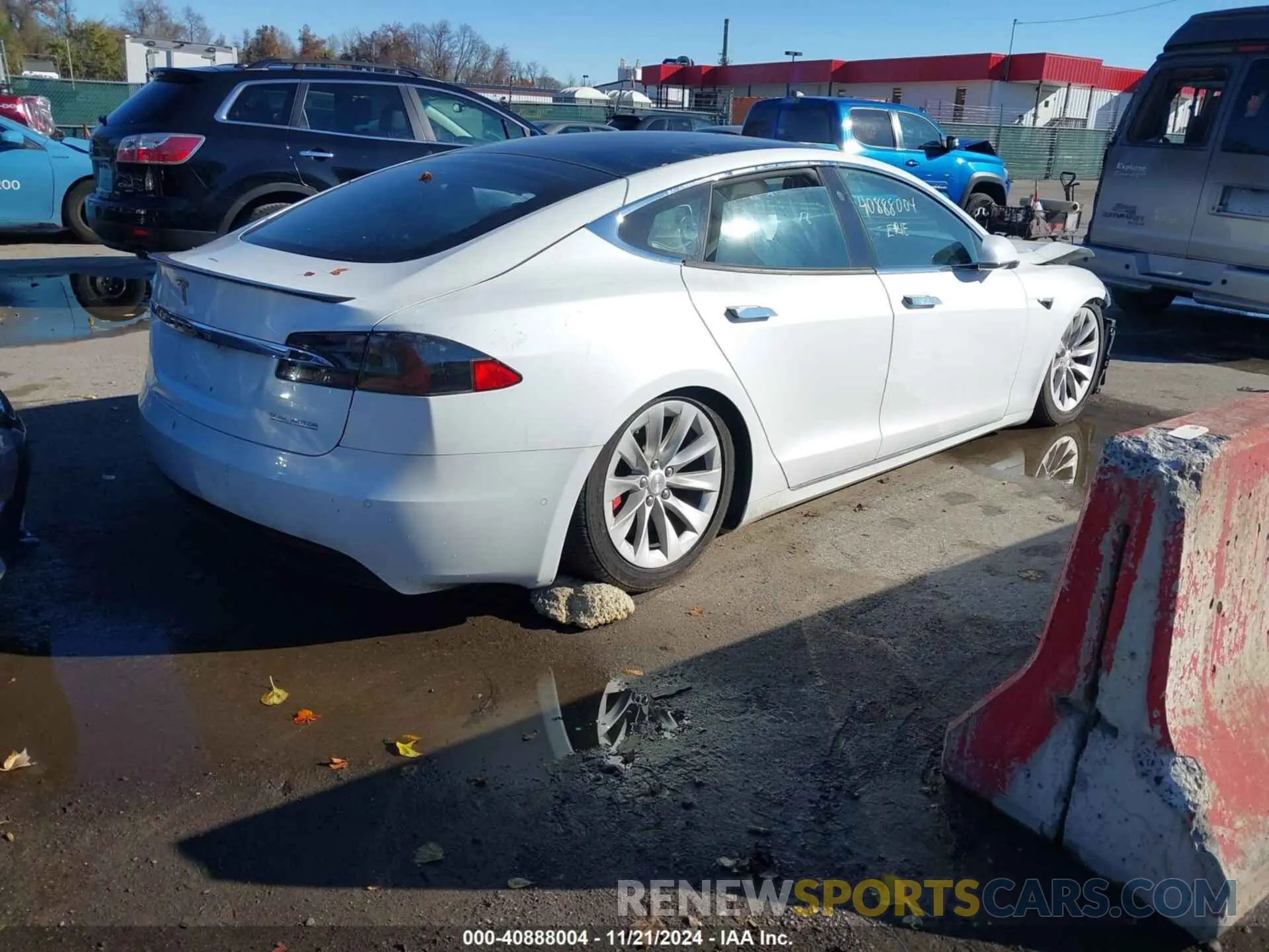 4 fotografías del automóvil dañado 5YJSA1E43LF355354 TESLA MODEL S 2020