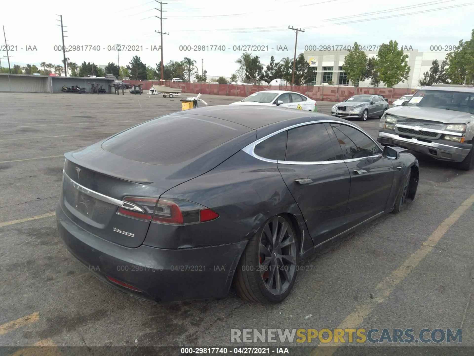 4 fotografías del automóvil dañado 5YJSA1E43LF402771 TESLA MODEL S 2020