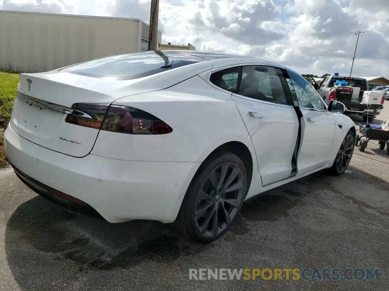 3 fotografías del automóvil dañado 5YJSA1E27MF424174 TESLA MODEL S 2021