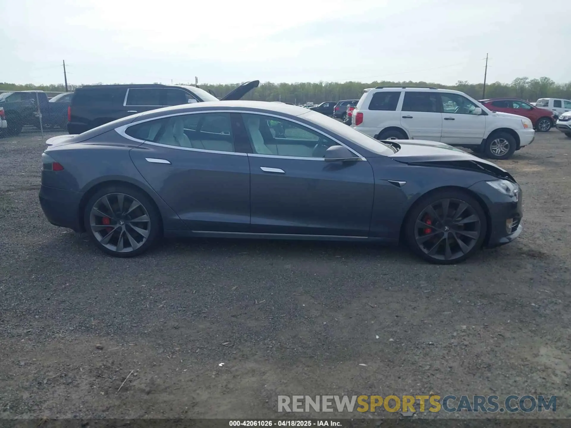 13 fotografías del automóvil dañado 5YJSA1E46MF427813 TESLA MODEL S 2021