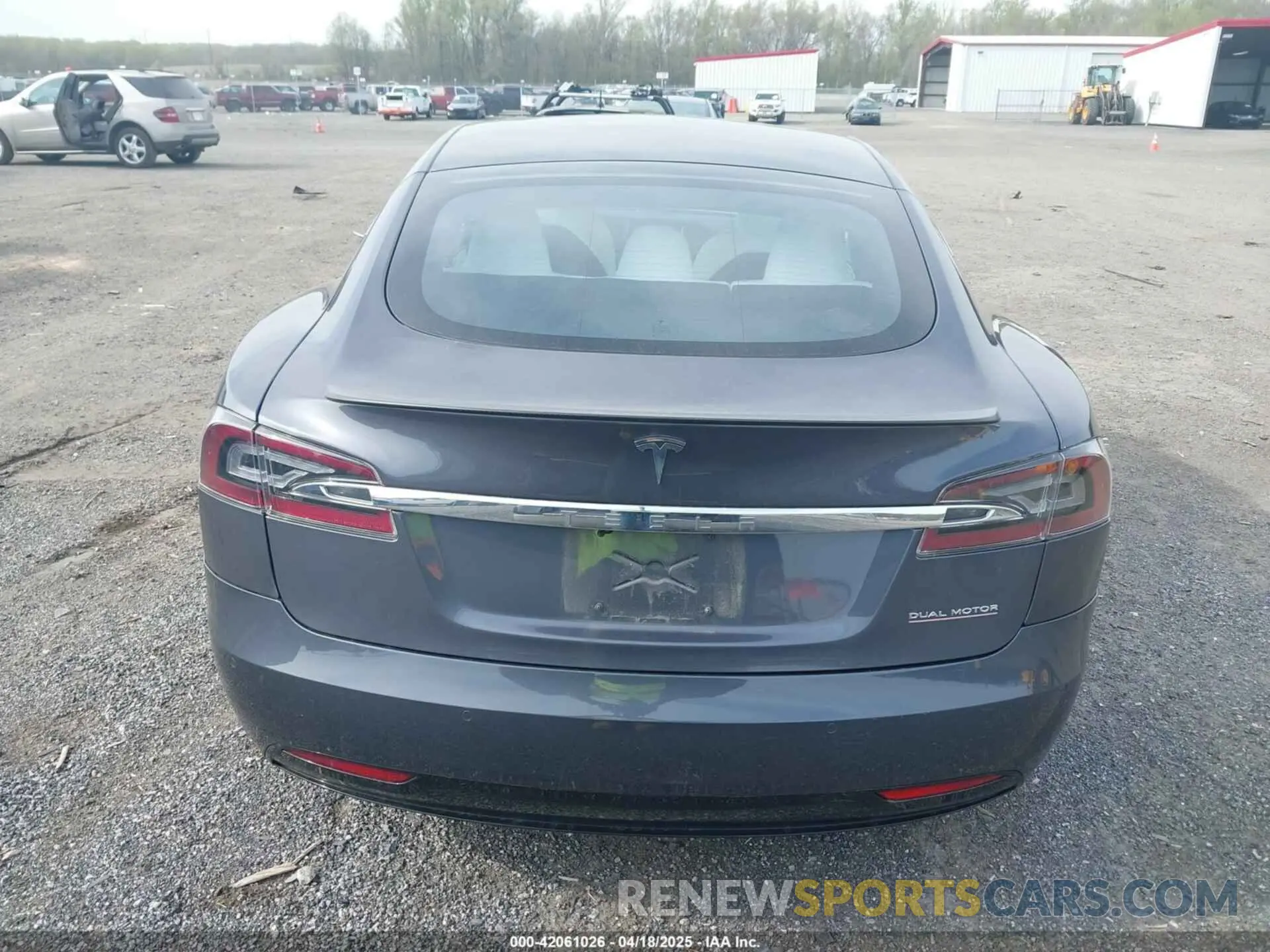 16 fotografías del automóvil dañado 5YJSA1E46MF427813 TESLA MODEL S 2021