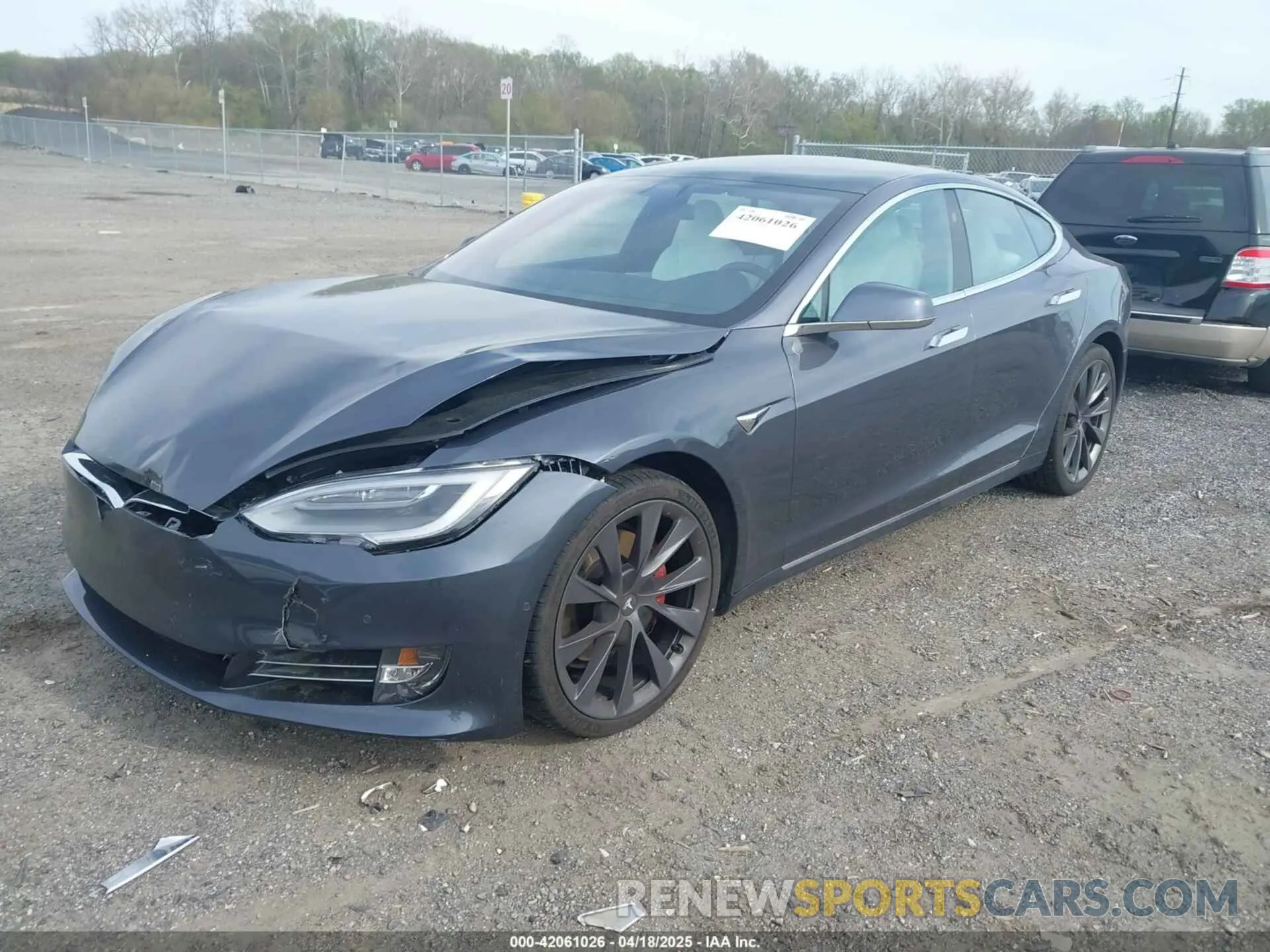 2 fotografías del automóvil dañado 5YJSA1E46MF427813 TESLA MODEL S 2021