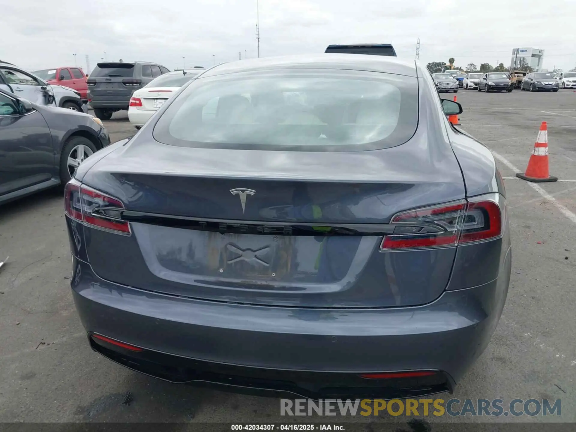 16 fotografías del automóvil dañado 5YJSA1E57MF441387 TESLA MODEL S 2021