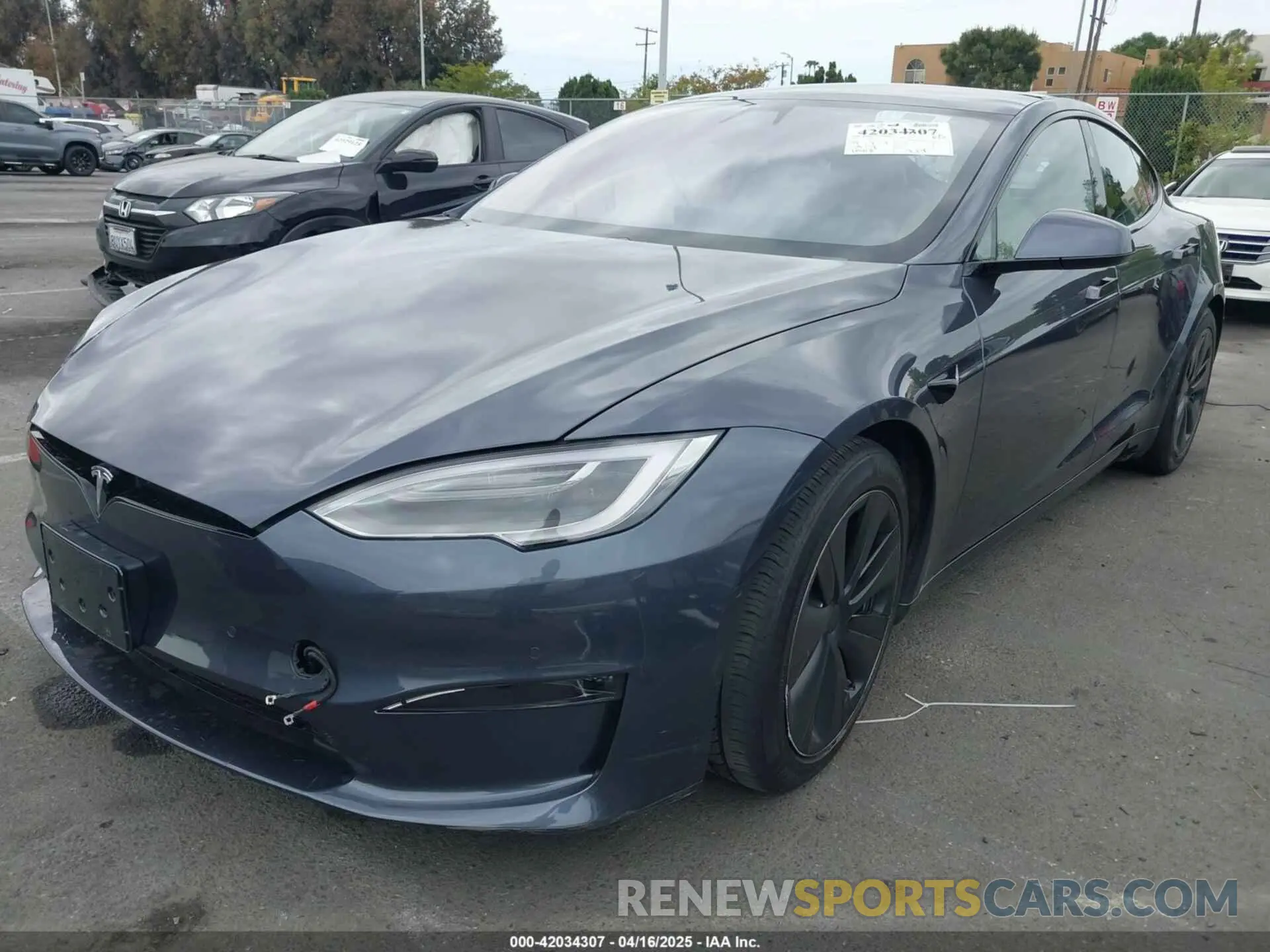2 fotografías del automóvil dañado 5YJSA1E57MF441387 TESLA MODEL S 2021