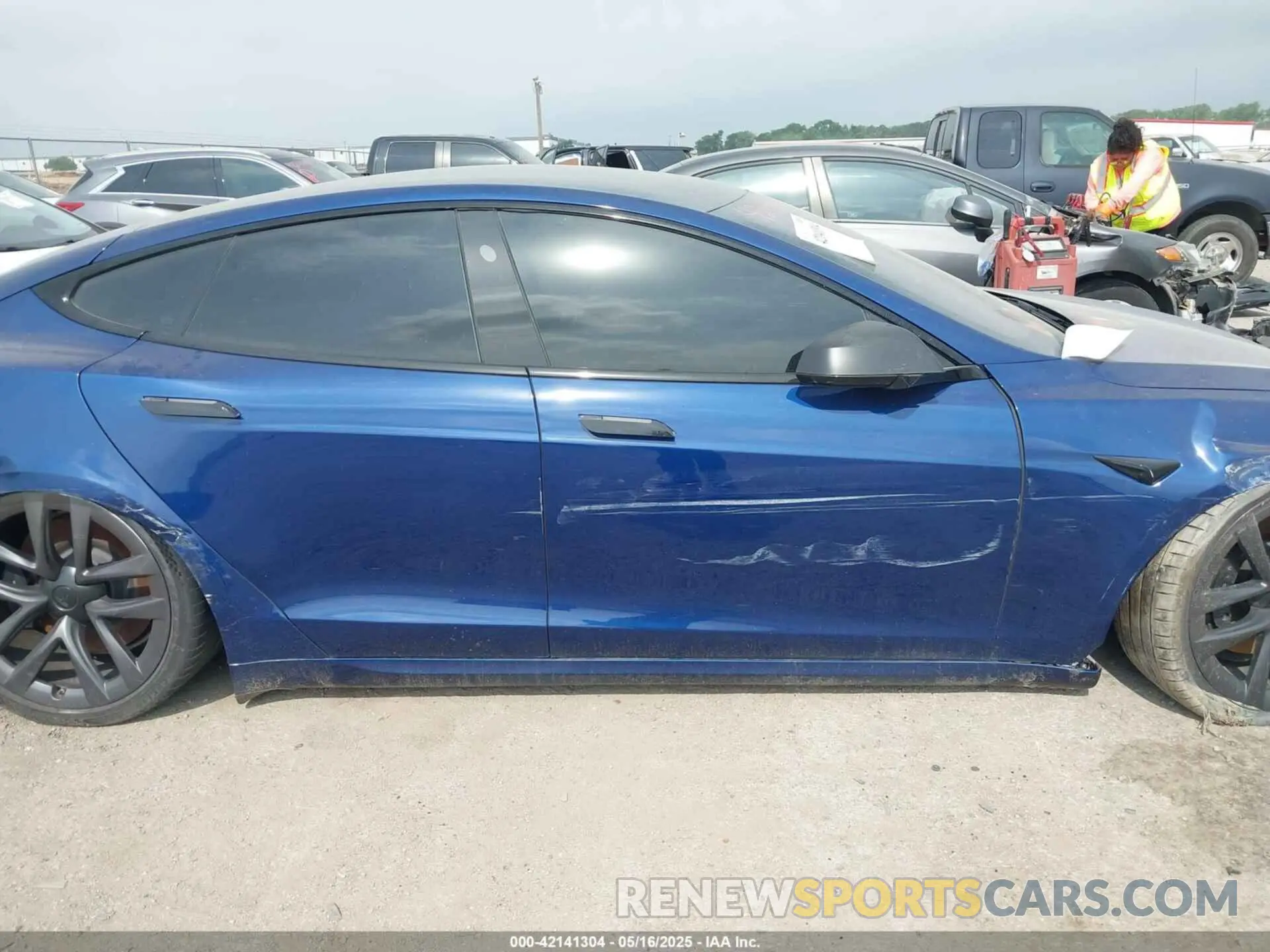 12 fotografías del automóvil dañado 5YJSA1E64MF442036 TESLA MODEL S 2021