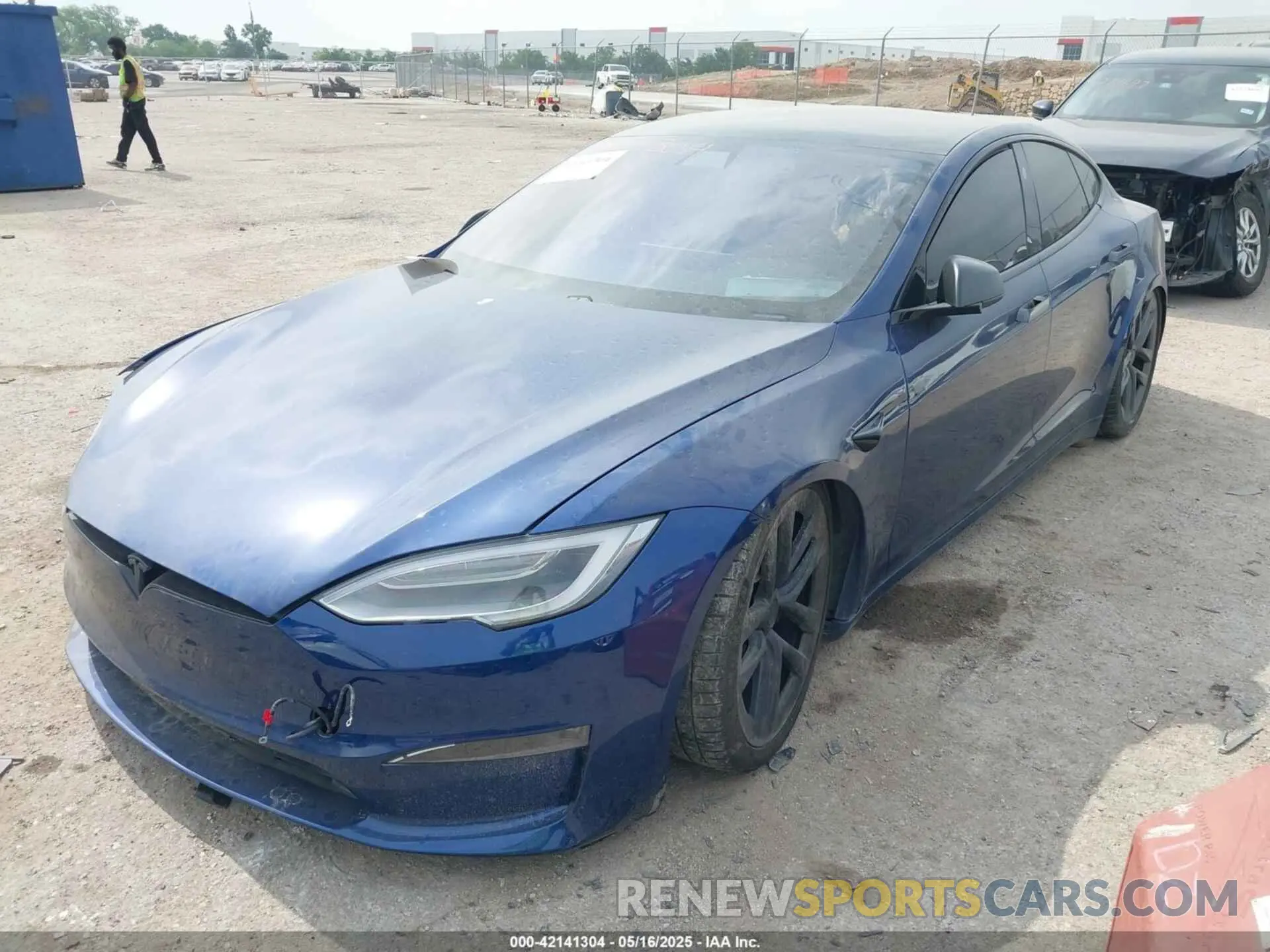 2 fotografías del automóvil dañado 5YJSA1E64MF442036 TESLA MODEL S 2021