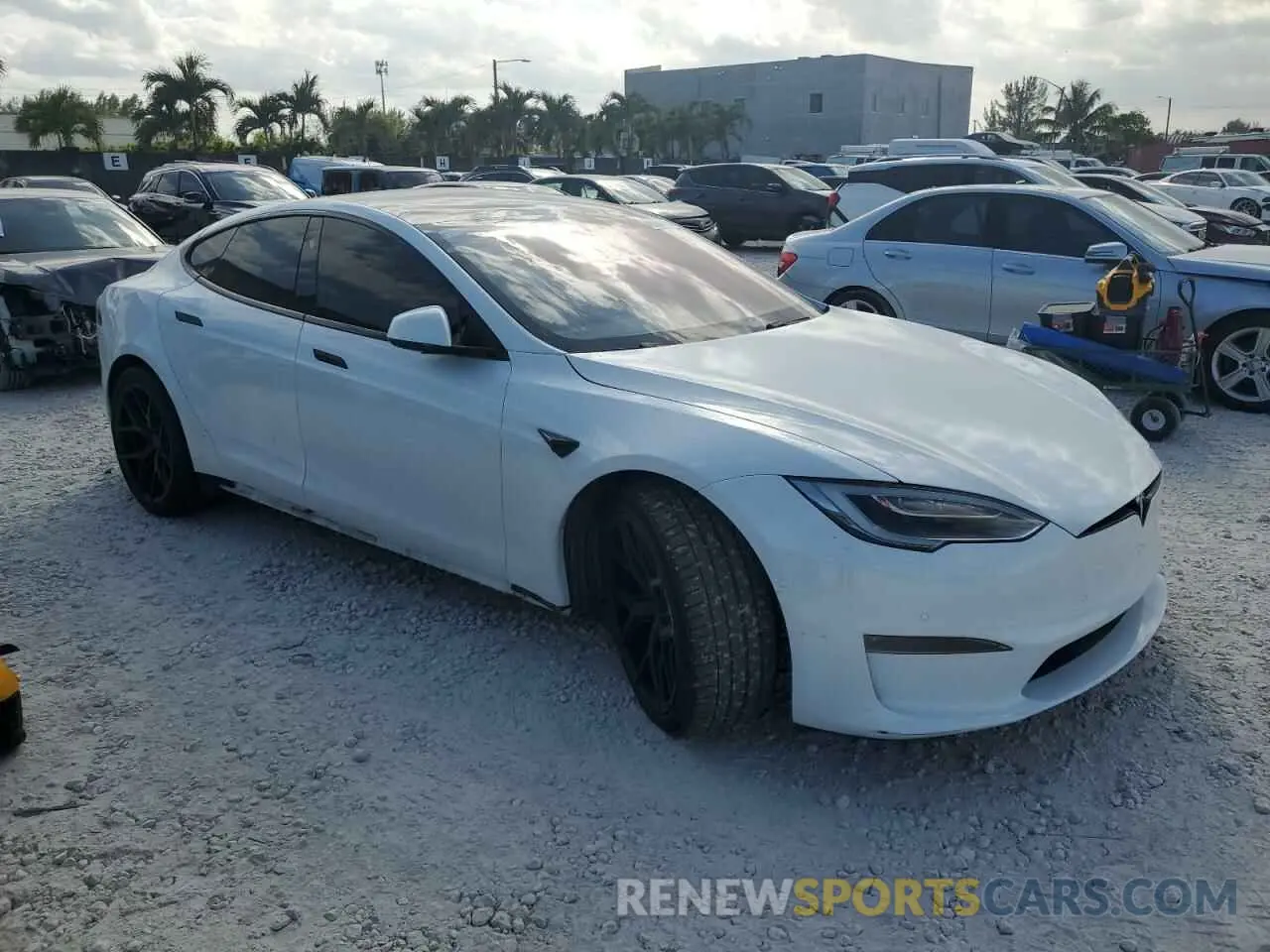 4 fotografías del automóvil dañado 5YJSA1E64MF451996 TESLA MODEL S 2021