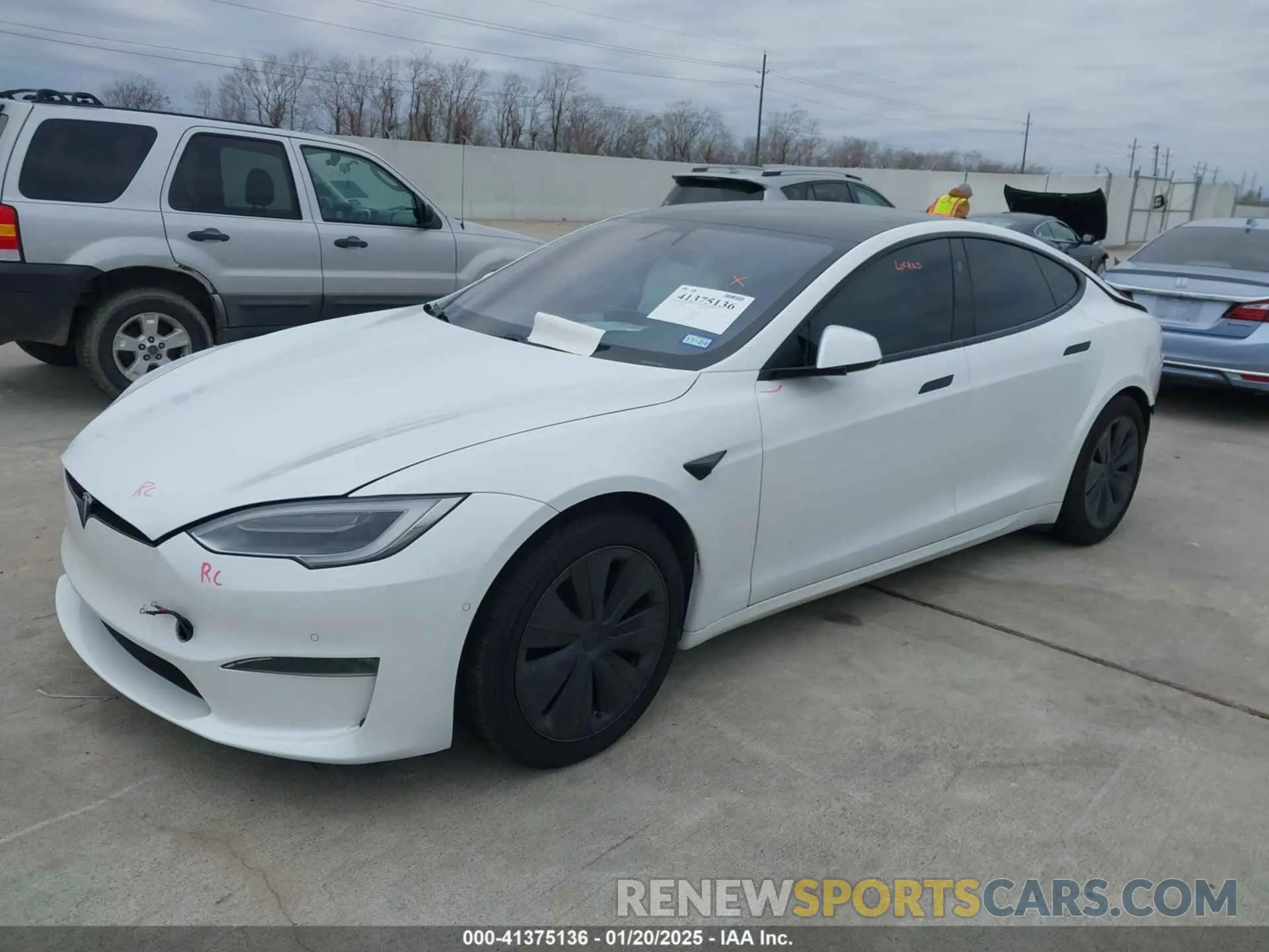 2 fotografías del automóvil dañado 5YJSA1E64MF452744 TESLA MODEL S 2021