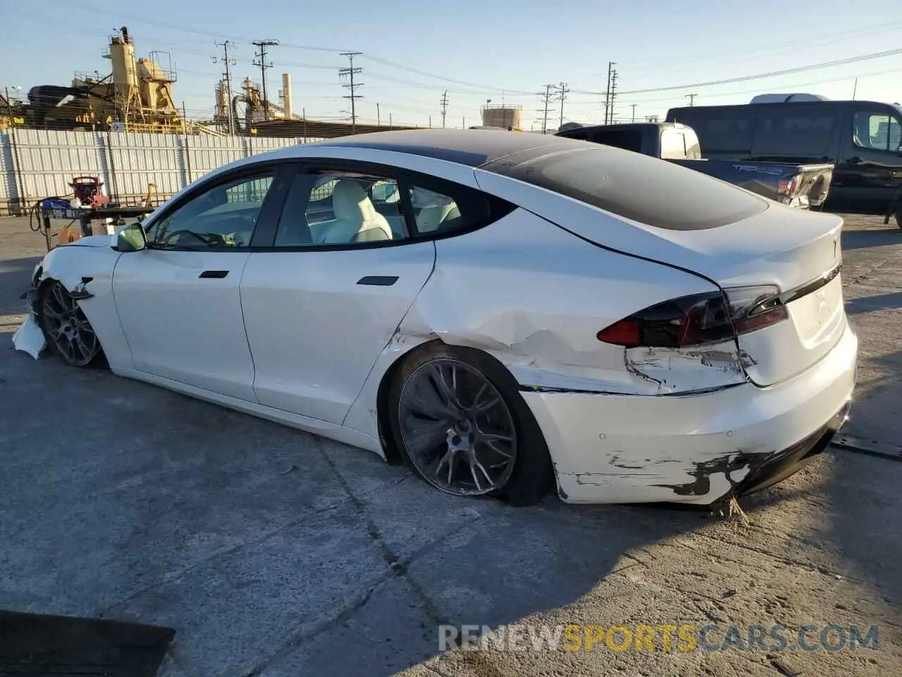 2 fotografías del automóvil dañado 5YJSA1E50NF467489 TESLA MODEL S 2022