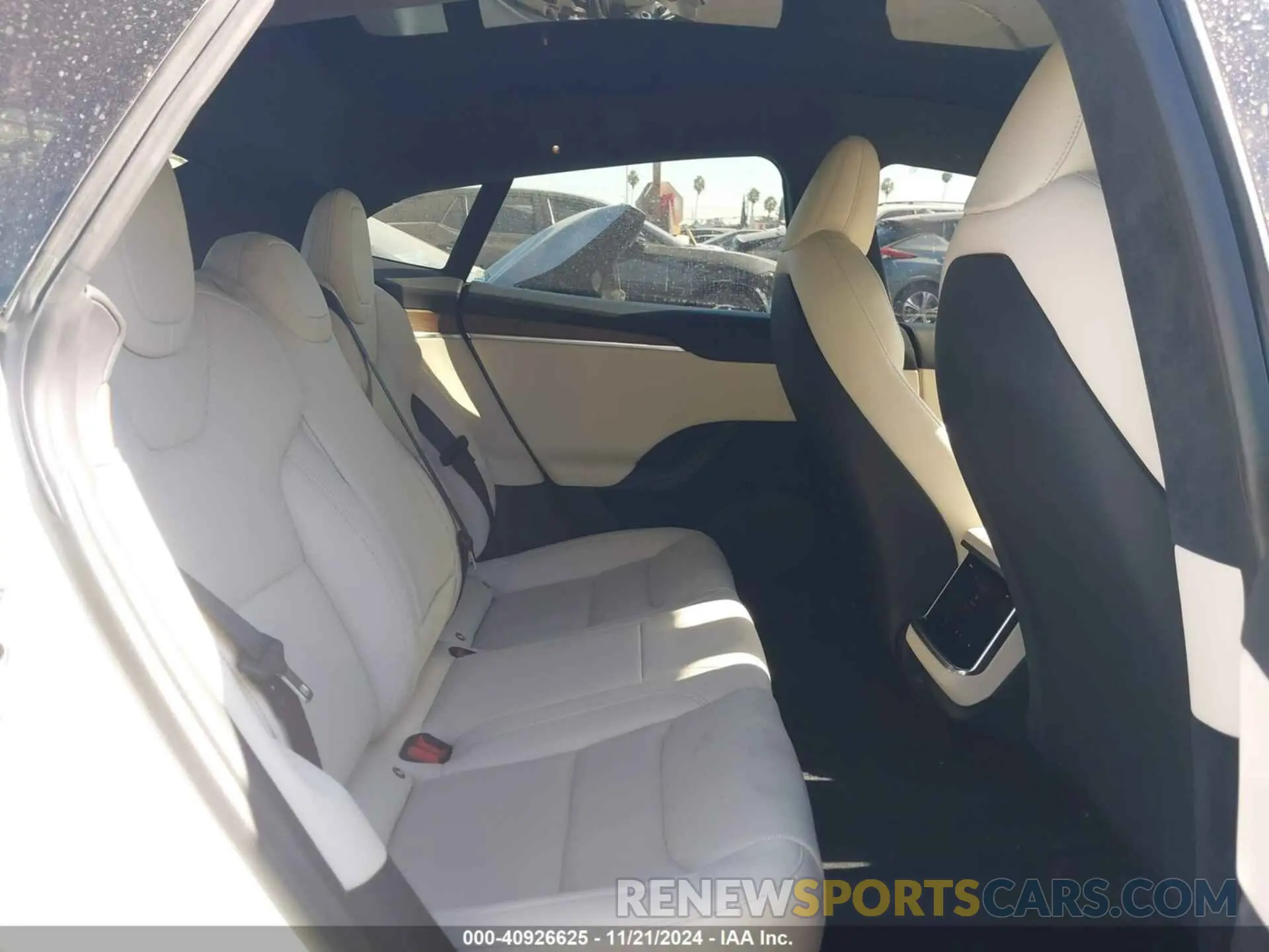 8 fotografías del automóvil dañado 5YJSA1E51NF479943 TESLA MODEL S 2022
