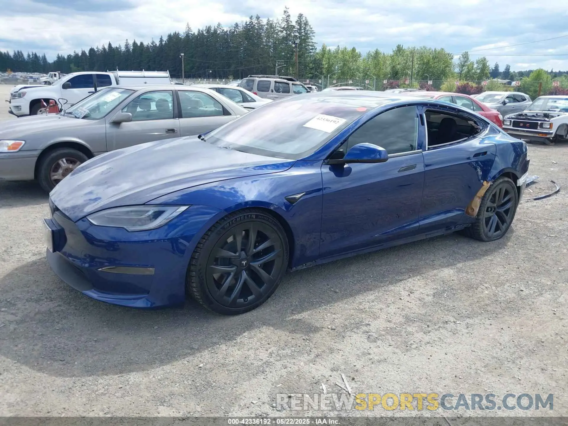 2 fotografías del automóvil dañado 5YJSA1E52NF466702 TESLA MODEL S 2022