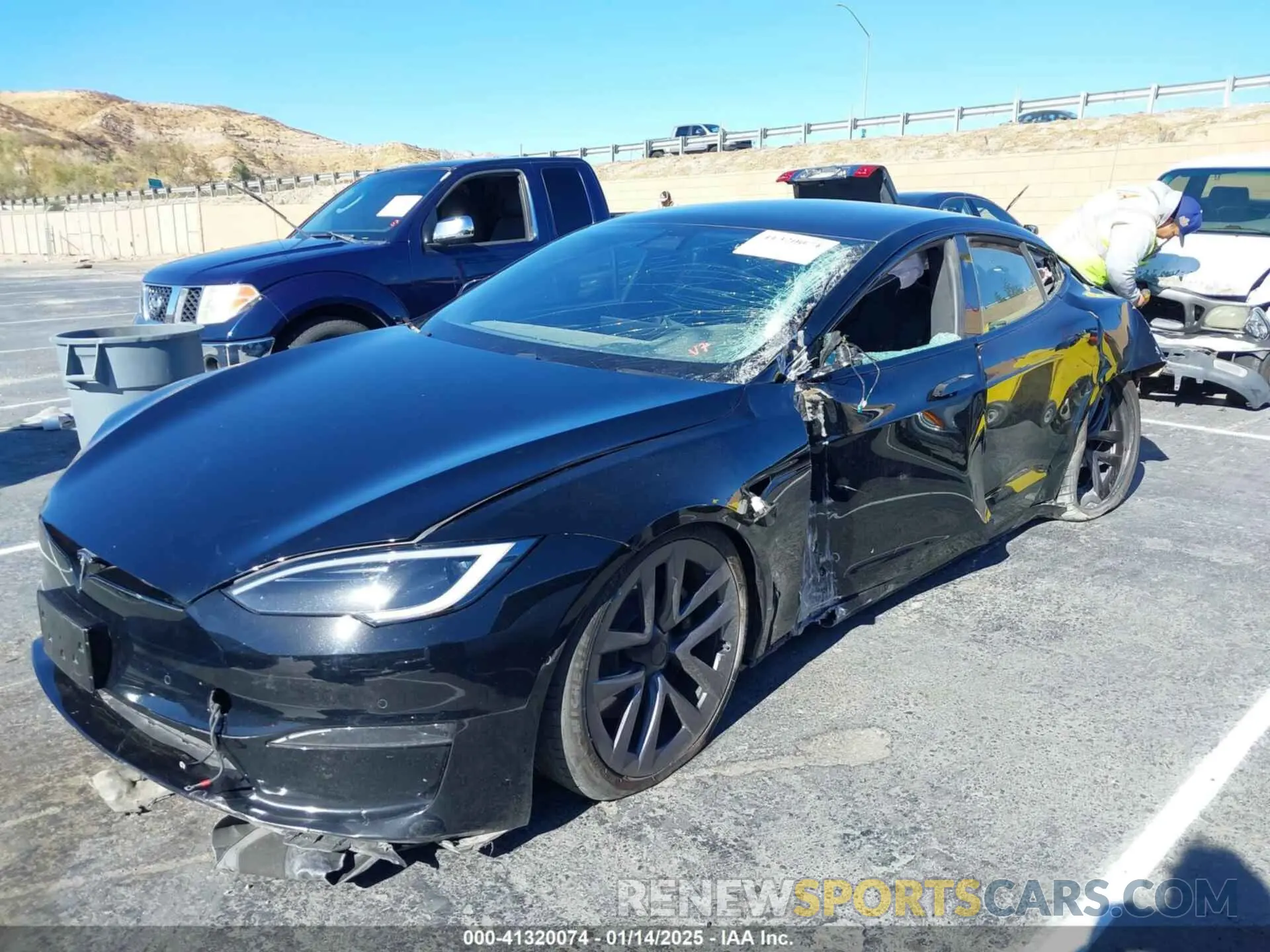 2 fotografías del automóvil dañado 5YJSA1E52NF476906 TESLA MODEL S 2022